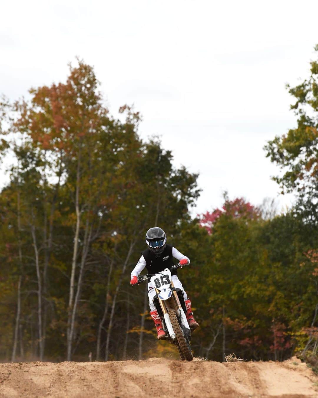 ジャスティン・ヒルズのインスタグラム：「Let’s some riding in eh?? Anyone got a backyard track I can rip?」