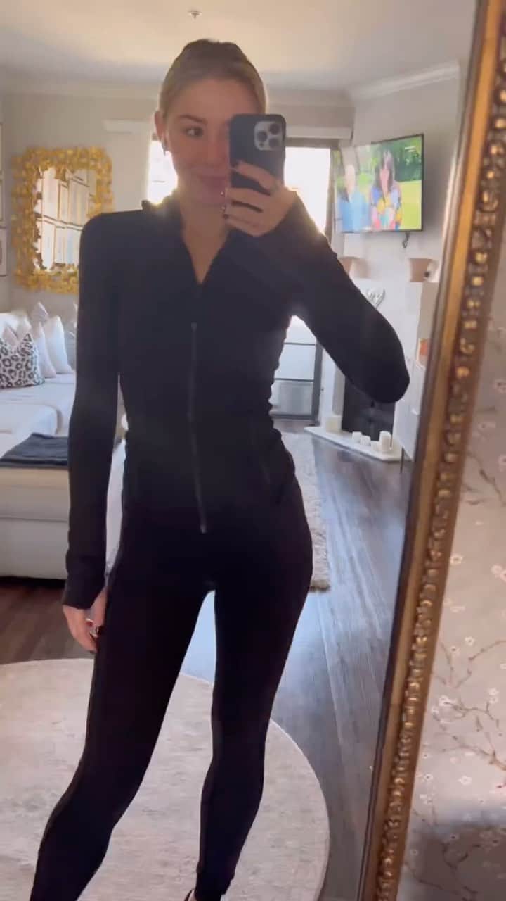 クロエ・ルーカジアックのインスタグラム：「GRWM for a run 🖤」