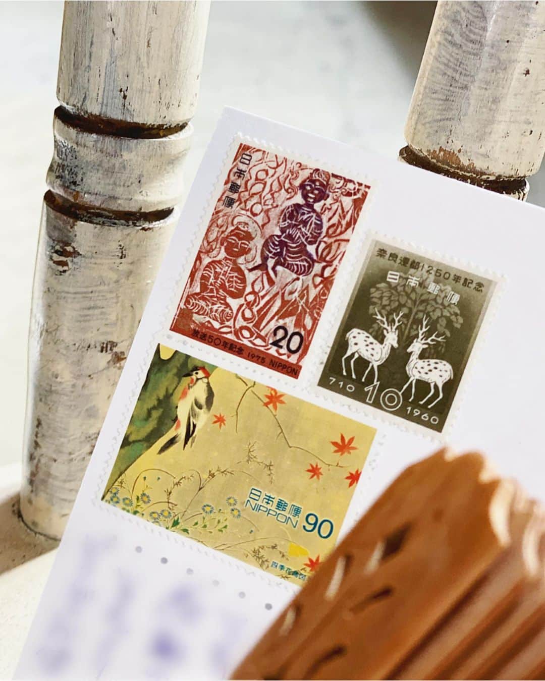 松本孝美さんのインスタグラム写真 - (松本孝美Instagram)「#秋の切手  90円切手は #四季花鳥図巻   キツツキかと思ったらアカゲラという鳥だそう  これ一枚だけあったのですが 貰いものかな 90円切手、使う機会が少なく しかも季節ものなので出番が無かったのですが、このハガキは定形外で季節も タイミング良く、やっと貼れました  でも素敵だなぁと思う切手は 90円とか120円に多い！  20円切手は　 #放送50年記念 の棟方志功 10円切手は #奈良遷都1250年記念   ちなみにこのハガキは塗り絵が出来るようになっています 以前、サントリー美術館で買ったもの 先月行った時に買い足そうと思っていたのにな すっかり忘れていました　  封書の切手は季節関係なし 喜多川歌麿の #扇屋花扇 着物好きで日本舞踊をされていて かつパンクな一面もある方へ〜 中のカードはちょいハード系  #t_mimi_stamps  #切手#古切手#酒井抱一#塗り絵#喜多川歌麿#utamaro  #postagestamps#japanesestamps #oldstamps#philately」10月19日 8時48分 - t_mimi1414