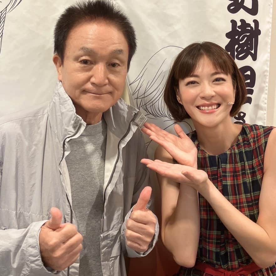 上野樹里さんのインスタグラム写真 - (上野樹里Instagram)「小田和正さんが観劇されました✨ （10/16ソワレ） 小田さんは唱さんとTBSの「クリスマスの約束」で映画音楽メドレーをたくさん演奏されていて、ミュージカルの名曲も沢山の方に届けられています。  歌に関してあまり自信がないのですが その話をするたびに「よかったよ」と しっかり目を見て言ってくださり、とても背中を押してもらえました。  自分に今できる表現で、着実に向き合おうと思います。  私のマネージャーの奥様や従兄弟が、小田さんのファンでツアー毎年行ってます！と伝えたら、とても優しい笑顔でニコッとされて、その微笑みから、本当にファンの皆さんを大切にされているんだなと感じました。  帰り際、唱さんのマネージャーさんに「来て良かった」と言ってくださったそうです🌷  本当にありがとうございました😭  #小田和正 #のだめカンタービレ #和田唱」10月19日 8時49分 - _juri_art_