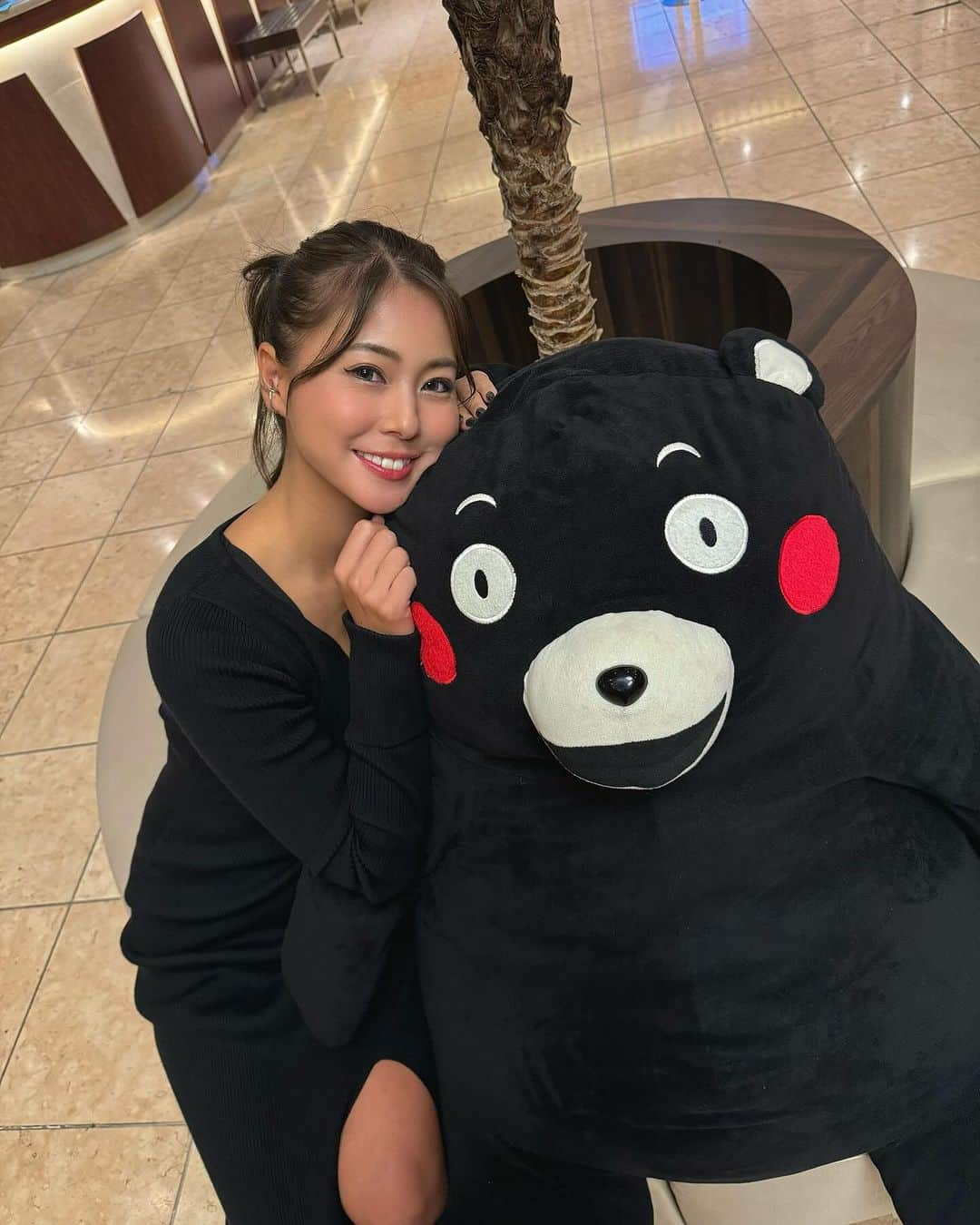 木村理恵のインスタグラム：「おはよう🐻🖤  熊本の思い出🫶全部美味しかった😋❣️ こっとんに教えてもらった五郎八🏮忘れられん🥹🫰  #熊本#熊本グルメ#くまモン #ゆるキャラ  #馬刺し#馬ホルモン#馬レバー#馬肉  #五郎八#居酒屋#kumamoto #九州#おはよう」