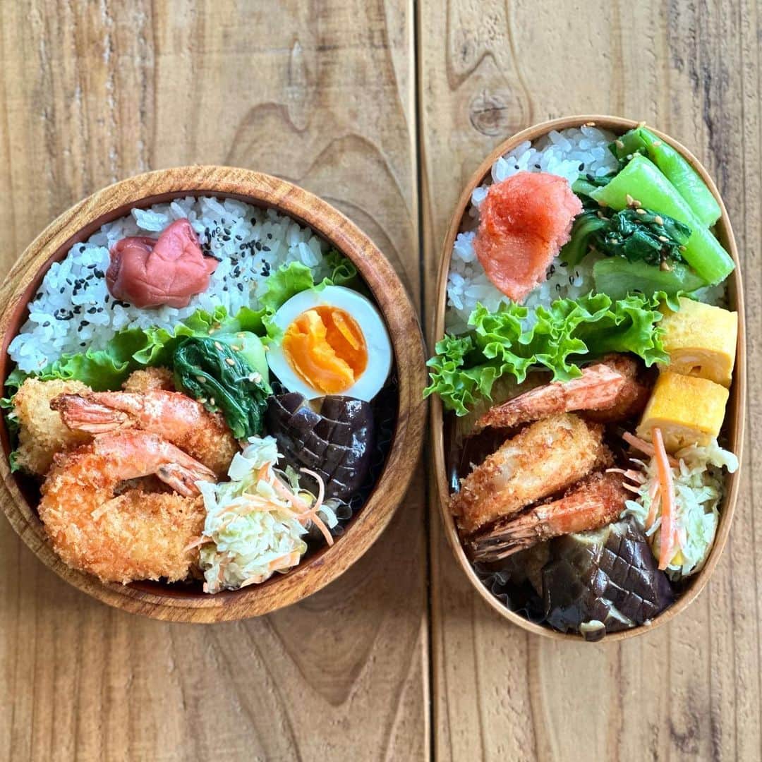 Atsukoのインスタグラム：「今日のお弁当 2023.10.19  エビフライ 卵焼き ゆで卵 なすの揚げ浸し コールスロー チンゲン菜ナムル 蓮根金平  1.2枚目は娘と私のお弁当 3枚目は実家お弁当と私のお弁当再びw  残り物色々入れ込んで仕上げました  今朝はエピ焼いてお弁当作ってと、バタバタでしたが何とか出来た そろそろ作り置き無くなってきたので、色々お弁当の材料作らないと間に合わないかなー🙄」