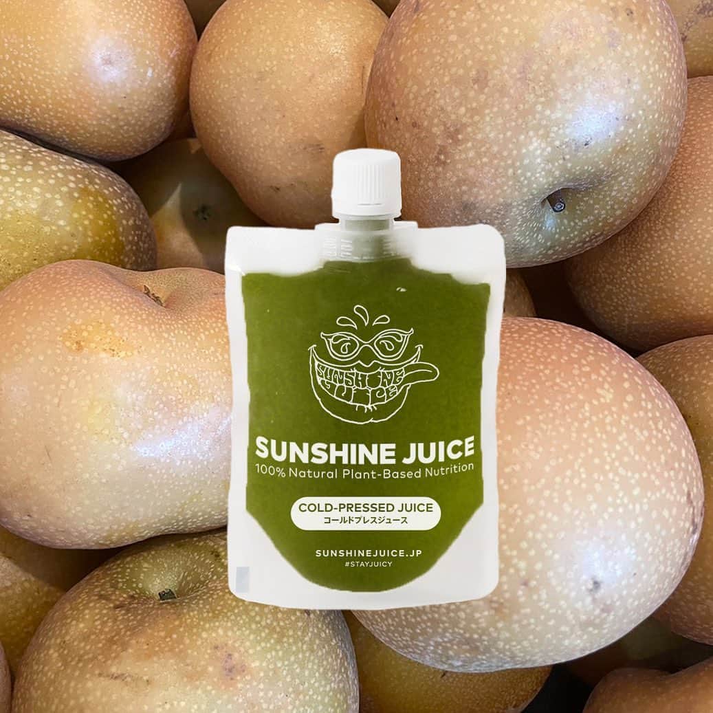 Sunshine Juiceのインスタグラム：「シーズナルジュース「ペアーアンドバジル」ができました！  原材料は梨、バジル、レモン、生姜。 今が旬の梨のジュースは、カリウムが豊富でむくみの解消や高血圧の予防、代謝を整える効果が期待できます。 毎年お世話になっている福岡県の林農園さんの瑞々しくて優しい甘さの梨に、今年は広島県森崎農園さんのとても香りの良いバジルを組み合わせて新しいジュースができました。 バジルには強い抗酸化作用がありアンチエイジング効果が高く、香りには自律神経を整えストレスや不安を抑えるリラックス効果もあります。 冷え対策ができる生姜やビタミンCとクエン酸がたっぷりで風邪や疲れの予防に効果的なレモンをブレンド。 気温差があり揺らぎやすい季節の変わり目ににジュースを飲みながらふっと一息ついてください。  6本セットがオンラインショップにて販売中です🍐  #stayjuicy#sunshinejuice#サンシャインジュース#coldpreesedjuice#juicecleans#detox#コールドプレスジュース#クレンズ#ジュースクレンズ#ダイエット#断食#腸活#腸内環境#置き換え#ファスティング#デトックス#梨#バジル#シーズナルジュース#季節限定」