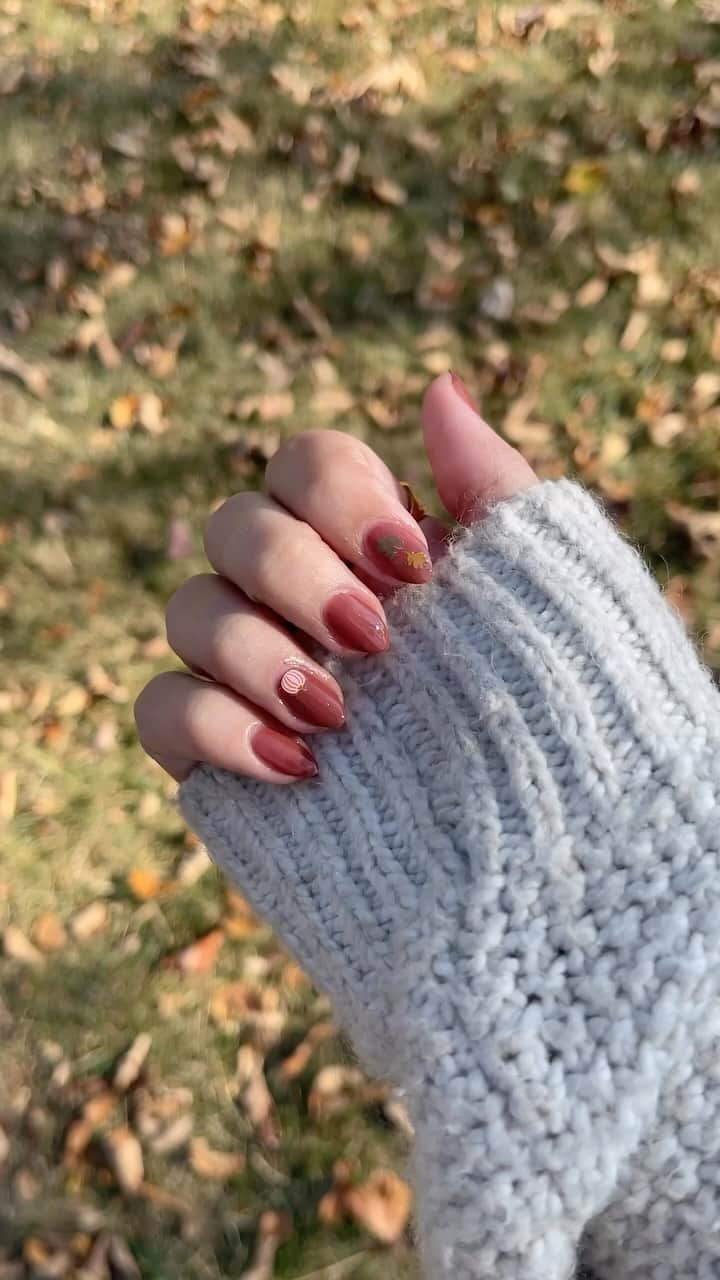 Wal-Mart Stores, Incのインスタグラム：「Easy nail DIYs are our favorite kind. 🍂 Find @oliveandjune at your local Walmart to get this look for fall. #DIYNails #FallNails #FallAesthetic」