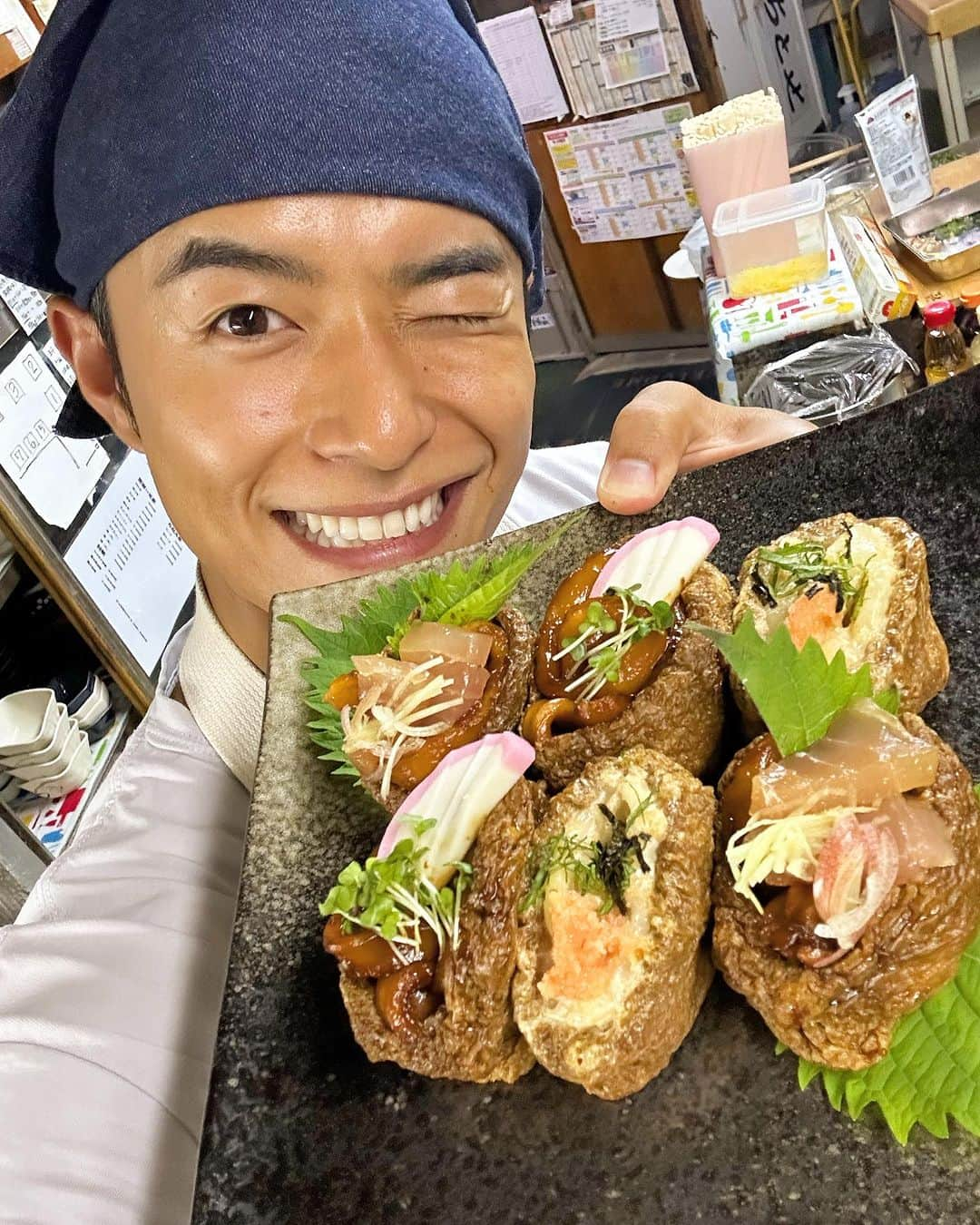 池田航さんのインスタグラム写真 - (池田航Instagram)「やわやわの麺が逆に新食感で癖になる🥰！？  #伊勢うどん を使ってアレンジ料理させて頂きました！  お伊勢参りの後の疲れた身体に消化がいいように柔らかく茹でられたうどんがたまり醤油に絡まってめちゃくちゃ美味しい！   #ちとせ さんの伊勢うどんは色の割には味付けは優しくて ふわふわの食感がうどんじゃないみたい☺️ とっても美味しかったァ😋  ★3種の味が楽しめる稲荷伊勢うどん  作り置きで時間が経っても美味しく食べられる特徴とすぐに提供出来る特徴を活かして 見た目も可愛いいなり寿司スタイルで作る。 3種類の味付け、①普通の稲荷伊勢うどん②明太クリーム伊勢うどん③三重県名物てこね寿司風うどん  を稲荷に包んで2口サイズで可愛く盛りつける  油揚げ 2パック 顆粒鰹だし 醤油 酒 砂糖  ①稲荷伊勢うどん うどん 90g うどんのかえし 紅白かまぼこ ブロッコリースプラウト ②明太クリームうどん うどん 90g 辛子明太子 1本 顆粒だし 小1/2 生クリーム 大1 大葉 1枚 ③てこね寿司風うどん マグロ切り身 6枚 醤油  みりん 酒 しょうが 大葉 1枚 焼海苔(細切り) 少々   #旅するエプロン で色んな場所に行けて本当に幸せ😭ご協力頂きました方々、スタッフの皆様本当にありがとうございます🙇‍♂️！！」10月19日 8時58分 - kohcooking