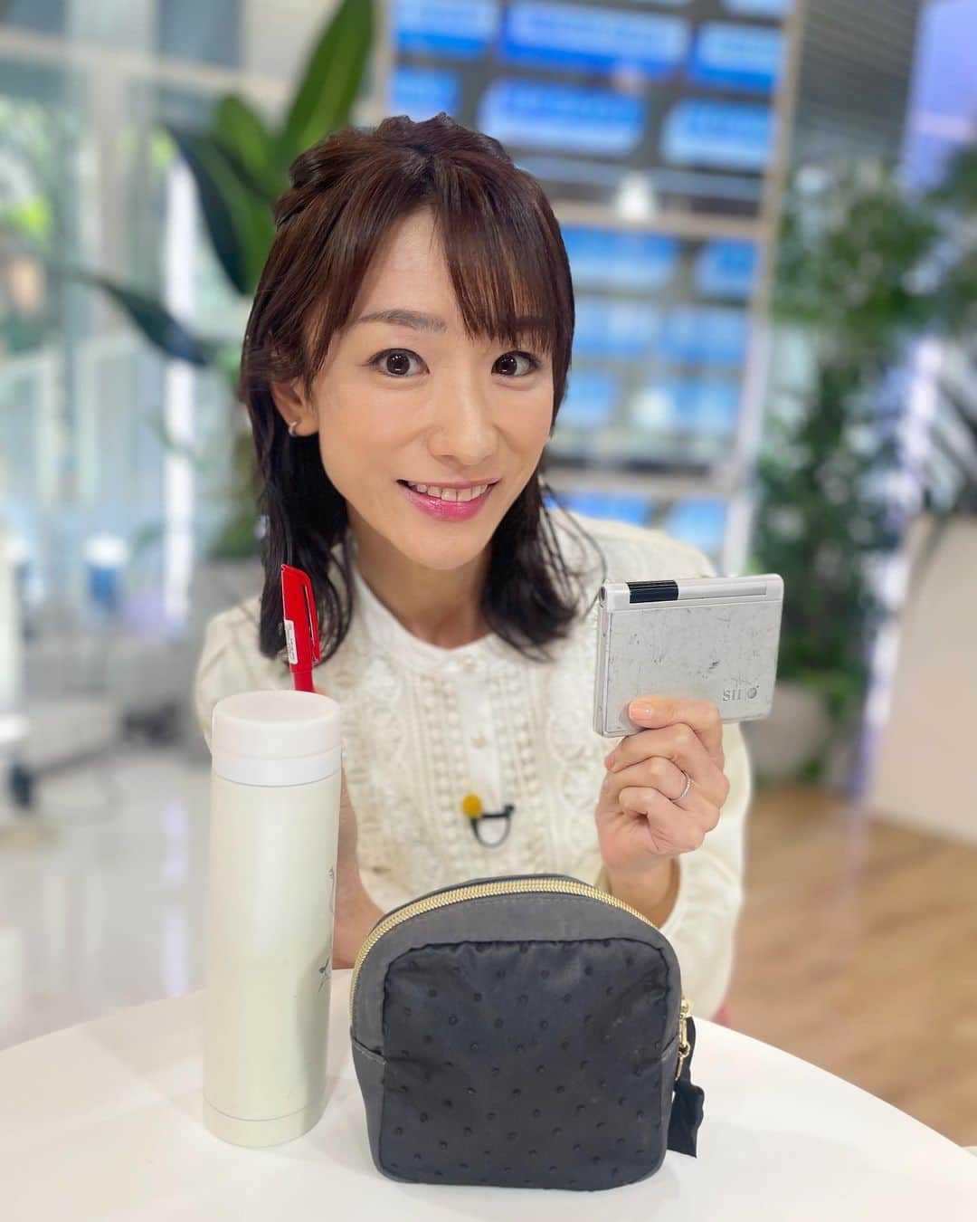 堂真理子のインスタグラム：「おはようございます😃今朝もアベモニ、ありがとうございます✨ アナウンサー公式Instagramにもこちらの写真を投稿しています！ オンエアに臨む上での必須アイテムはこちらの4つ。電子辞書、赤ペン、飲み物、メイク直し用のポーチです‼️どれ一つでも欠けていると落ち着かないので、忘れ物がないかしっかりチェックをしてから出社しています👍マイ水筒の中は、最近はホットティーを入れて、喉を潤しています✨ 今朝も無事に終わり、良かったです☺️ご覧くださった皆さま、ありがとうございます♪   #おはようございます  #アベモニ  #ありがとうございます  #必須アイテム の  #紹介 です  #電子辞書  #赤ペン  #水筒  #ポーチ  #堂真理子 #テレビ朝日 #アナウンサー」