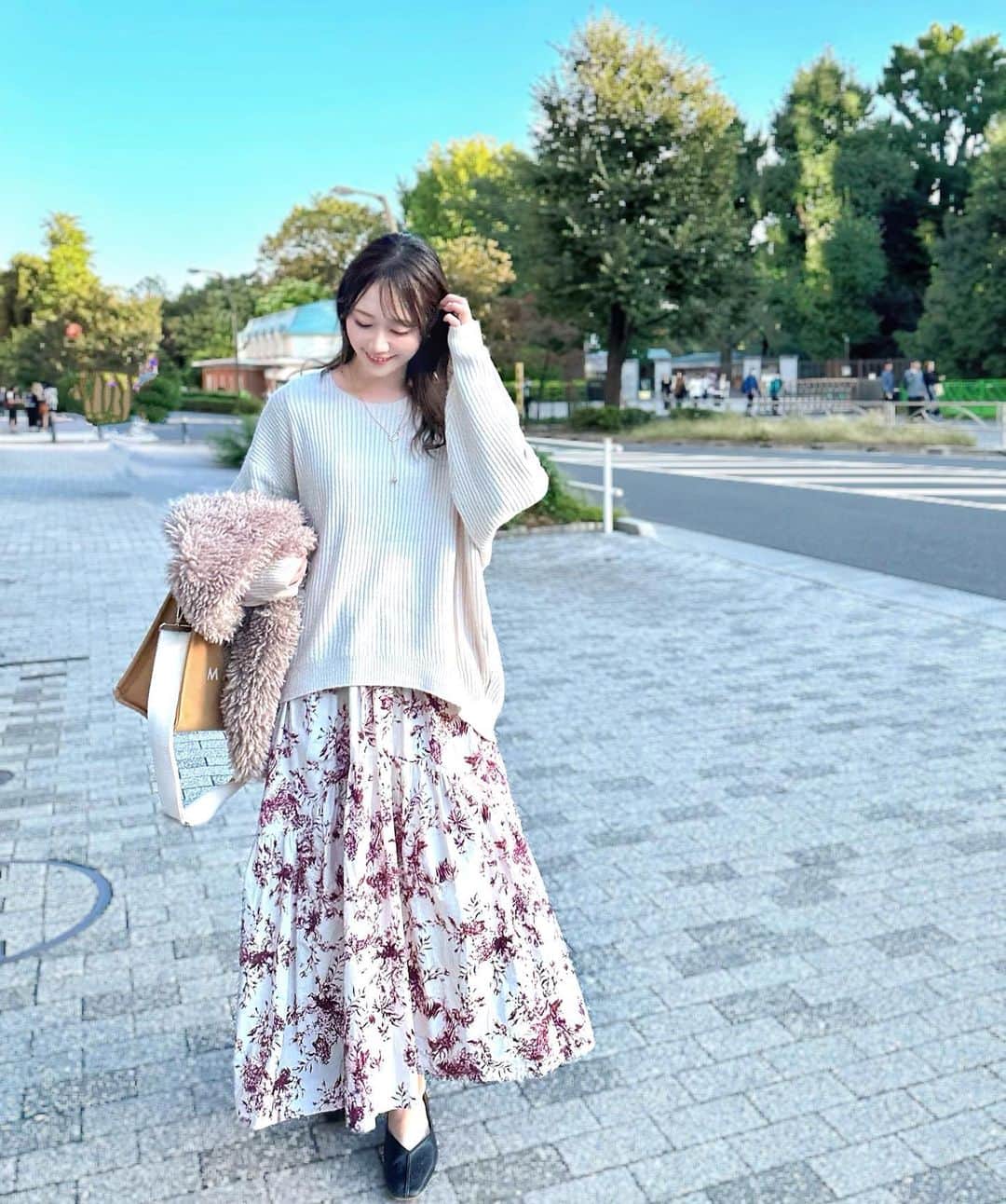 佐藤瀬奈のインスタグラム：「⠀ 天気が良くて気持ち良い〜☺️☀️ このくらいの時期の気温が一番好き♡⠀ ⠀ knit. @grl_official  skirt. @milaowen_official ⠀ ⠀ このニットは後ろ下がりだから着ると丸みが出て シルエットがすっごく可愛いの🥰⠀ ⠀ GRLのアンバサダーに就任したので これからもオススメをたくさんご紹介していくね💓 ・ ・ ・ #grl#グレイル#grl購入品 #グレイル購入品#grlコーデ #グレイルコーデ #mamagirl #ママコーデ#プチプラコーデ#プチプラファッション#プチプラ高見えコーデ」