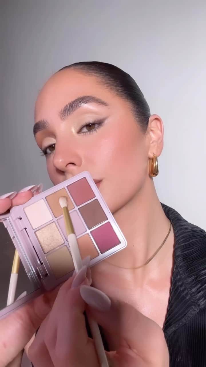 Anastasia Beverly Hillsのインスタグラム：「@ash_kholm (she/her) creates two stunning looks using our NEW Mini Modern Renaissance and Sultry Palettes and Glow Seeker Highlighter 😍💫  You can now shop her entire look at the link in bio! 💻  #AnastasiaBeverlyHills」
