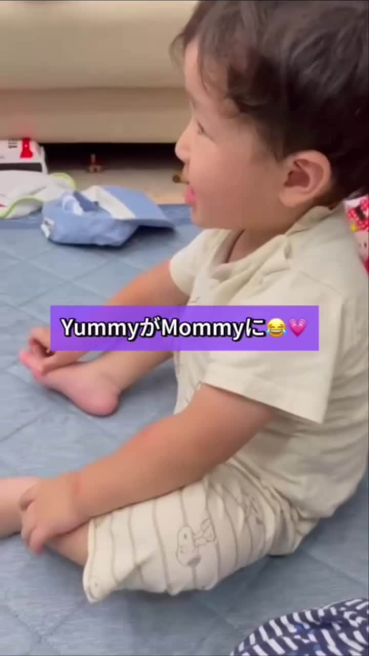 のインスタグラム：「@maa_wf2019213 DWEのYouTube見ながら、はじめて mouths💋 yummy🍴って言えるようになった🤭 mummyになってるけど😆  ------------------- @worldfamilyclub_jp  公式アカウントでは #love_wfc をつけて投稿いただいた素敵な動画をご紹介しています😊✋  #love_wfc2歳 #dwe2歳 #love_wfc  #worldfamilyclub  #worldfamily  #dwe  #dweキッズ #ディズニー英語システム  #ディズニー英語　 #ワールドファミリー  #おうち英語  #成長記録 #子育て英語  #こども英語  #英語話せるようになりたい #英語の勉強 #子どものいる暮らし #男の子ママ」