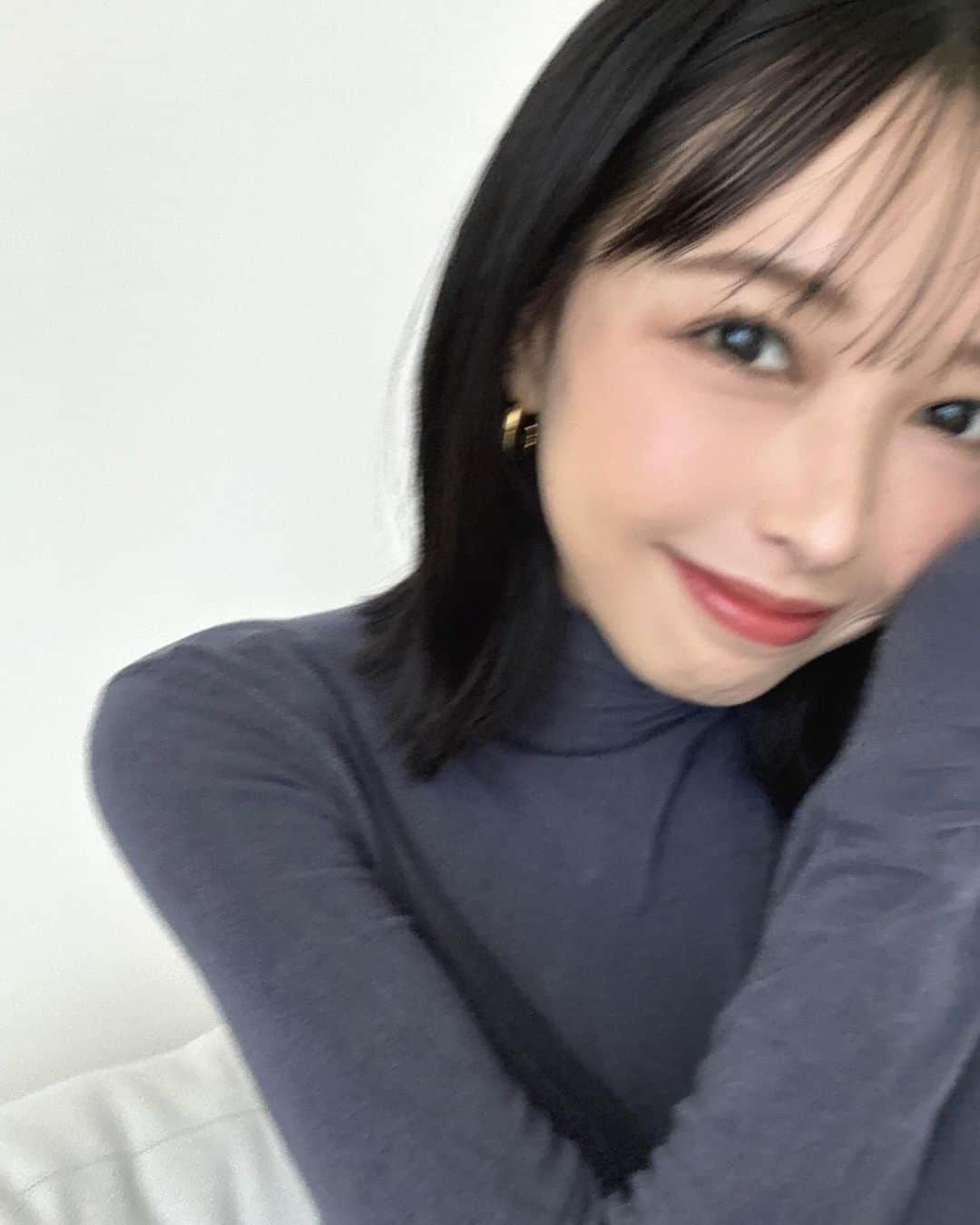 山内遥さんのインスタグラム写真 - (山内遥Instagram)「.  秋冬は暗めの髪色を楽しもう〜🩶！ cut&color: @momona_ouchi  いつも素敵なスタイリングありがとです🫶🏻  前髪は巻かずにストンと、顔まわりはフワッと。  セットの時に欠かせないヘアワックス @theproduct.jp  ネロリの香りははじめて。癒される〜🌼🌿  シンプルなヘアセットにも馴染むテクスチャーが好き♡ .」10月19日 19時58分 - haruka__yamauchi