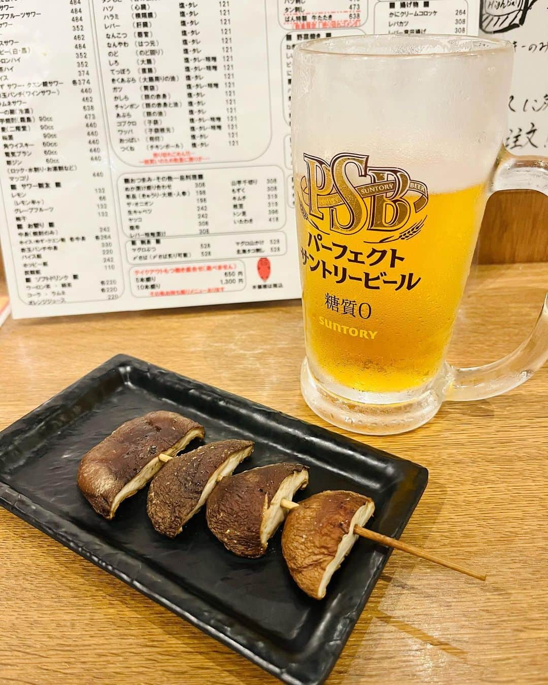 永岡怜子さんのインスタグラム写真 - (永岡怜子Instagram)「久々の深夜徘徊とひとり呑み🍻  モンスターハンターNowを片手に徘徊しつつ 周辺のモンスターをあらかた狩り尽くし 近くのもつ焼きばんさんへ。  カウンターでビールからのレモンサワー。 焼き椎茸とタン元にもつ煮込み。 寒くなってきましたからね、もつ煮が恋しくなります。  美容と健康には身体を冷やさない事が大切。 普段から冷たいものは極力避け 身体を温める事を意識して生きている私ですが…  お酒の席は無礼講✨  むしろ美味しいごはんとお酒を楽しむ為に 普段節制していると言うわけです。  今回も身体を冷やす作用のあるビールとレモンに 氷もこれでもかと摂取してしまいましたね。 案の定、身体が冷えてしまい震えながら帰りました😂  これもまた風情、楽しい時間でした✨  .  最近は深夜ひとり呑みに行くと かなりの確率でひとり呑みをしている女性に 遭遇するのでとても嬉しいです😊  もちろん土地柄もあるのですが 女性がひとりで深夜に出歩けて 安全に呑めるって素晴らしい事ですよね✨  そしてよく勘違いされてしまうのですが、 私はお友達と一緒の時間も好きですが ひとりで過ごす時間も大好きです✨  友達がいなくて、誰も捕まらなくて、 "仕方なく"ひとりで呑んでいるわけではなくて、 選択肢はあるけれど、私はひとりも楽しいと感じるので "あえて"ひとりの時間を選択しているわけです。 この時間でしか得られない養分があるってやつですね。  これからも誰かと過ごす時間、ひとりの時間 どちらも大切にしていきたいです🤤  .  #酒乱のグルメ #たのしい隠居生活 #ビール女子 #ビール部 #ソロ活 #ひとり飲み #飲酒タグラム #beerlovers #beerstagram #japanesefood #japanesefoodlover #japangourmet #japanfood #izakaya #🇯🇵」10月19日 19時56分 - nagaoka_reiko