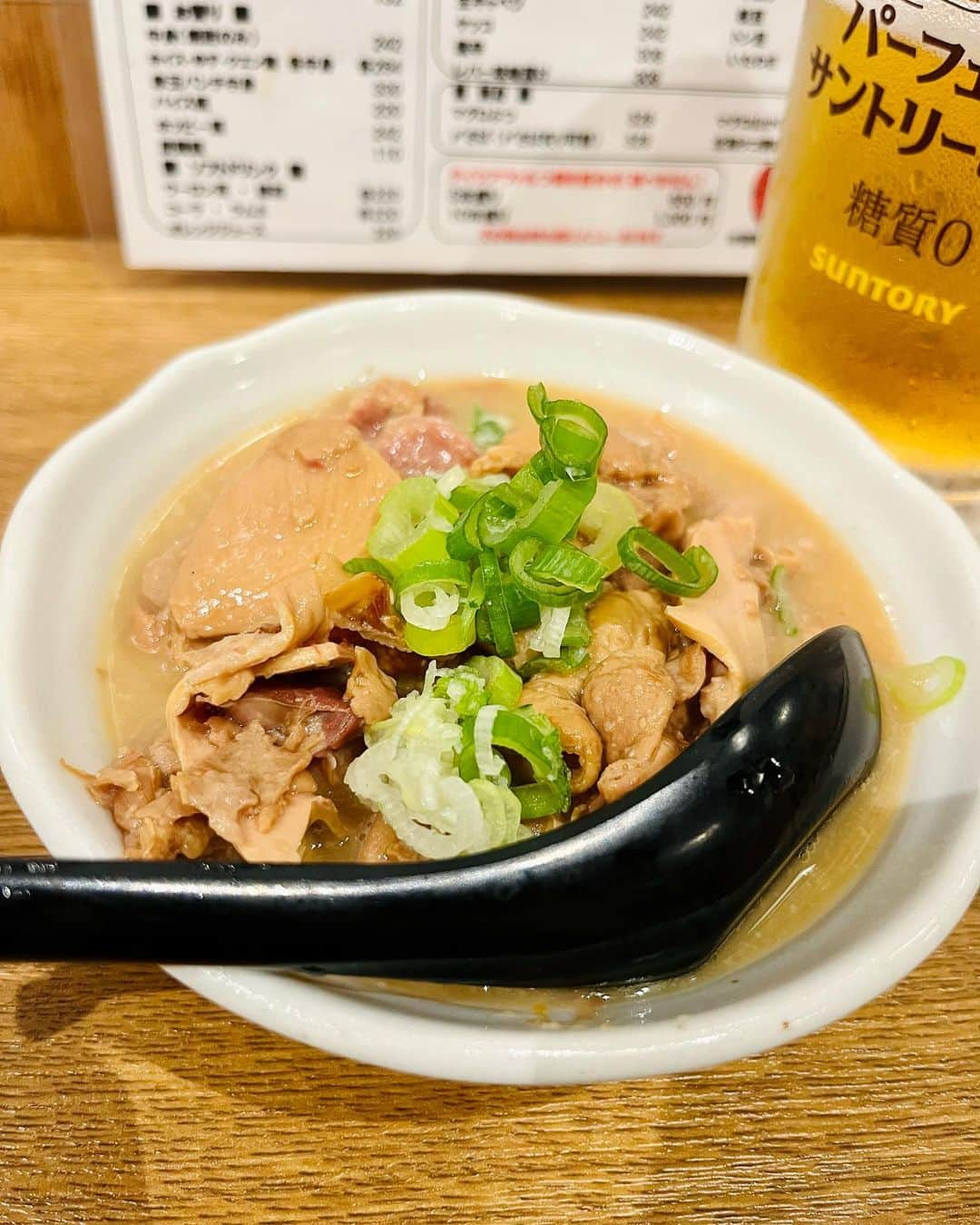 永岡怜子さんのインスタグラム写真 - (永岡怜子Instagram)「久々の深夜徘徊とひとり呑み🍻  モンスターハンターNowを片手に徘徊しつつ 周辺のモンスターをあらかた狩り尽くし 近くのもつ焼きばんさんへ。  カウンターでビールからのレモンサワー。 焼き椎茸とタン元にもつ煮込み。 寒くなってきましたからね、もつ煮が恋しくなります。  美容と健康には身体を冷やさない事が大切。 普段から冷たいものは極力避け 身体を温める事を意識して生きている私ですが…  お酒の席は無礼講✨  むしろ美味しいごはんとお酒を楽しむ為に 普段節制していると言うわけです。  今回も身体を冷やす作用のあるビールとレモンに 氷もこれでもかと摂取してしまいましたね。 案の定、身体が冷えてしまい震えながら帰りました😂  これもまた風情、楽しい時間でした✨  .  最近は深夜ひとり呑みに行くと かなりの確率でひとり呑みをしている女性に 遭遇するのでとても嬉しいです😊  もちろん土地柄もあるのですが 女性がひとりで深夜に出歩けて 安全に呑めるって素晴らしい事ですよね✨  そしてよく勘違いされてしまうのですが、 私はお友達と一緒の時間も好きですが ひとりで過ごす時間も大好きです✨  友達がいなくて、誰も捕まらなくて、 "仕方なく"ひとりで呑んでいるわけではなくて、 選択肢はあるけれど、私はひとりも楽しいと感じるので "あえて"ひとりの時間を選択しているわけです。 この時間でしか得られない養分があるってやつですね。  これからも誰かと過ごす時間、ひとりの時間 どちらも大切にしていきたいです🤤  .  #酒乱のグルメ #たのしい隠居生活 #ビール女子 #ビール部 #ソロ活 #ひとり飲み #飲酒タグラム #beerlovers #beerstagram #japanesefood #japanesefoodlover #japangourmet #japanfood #izakaya #🇯🇵」10月19日 19時56分 - nagaoka_reiko