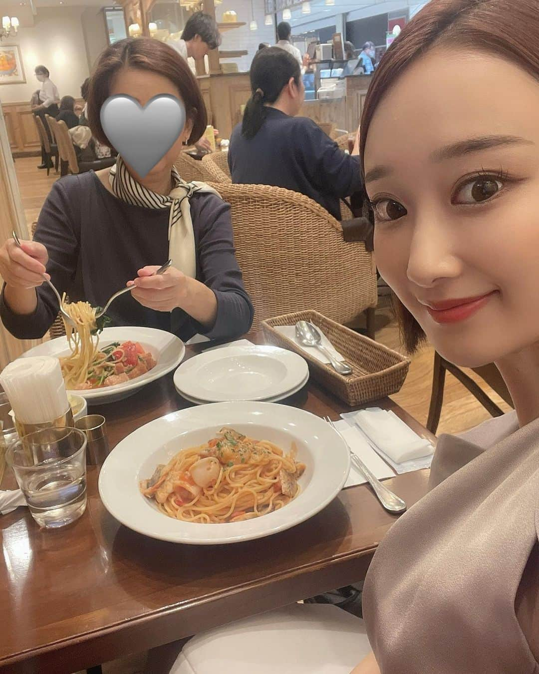 MAYUMIさんのインスタグラム写真 - (MAYUMIInstagram)「🍝 * 最近の写真…☺️✨ * この間、母親とランチへ🍽️ とっても美味しかった🌼 * 仕事も忙しくなってきたけど、プライベートも 両立しながら頑張ってます🥺  年齢を重ねると生活スタイルやライフステージが 変わりますが、女性が生理と向き合う事実は変わらない🙅‍♀️  だからメデリピルを使って、生理と向き合い、 仕事で最大のパフォーマンスができるように 自分のコンディションを整えるようにしています✨  メデリは低用量ピルであればピル代初月無料です🆓 (別途送料550円) ピルを始めるか悩んでいる方には始めやすくておすすめ✨ 気になる方はメデリピルのHPから診療予約してみて下さい✨ * @mederi_jp #pr #メデリピル」10月19日 19時50分 - mayumiii0305