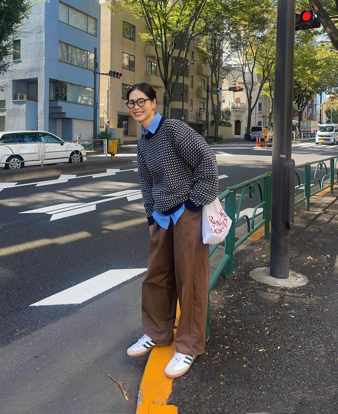 田中シェンのインスタグラム：「最後には愛が勝っ❣️  Knit Tops @llbeanjapan  Shirts @hififnk_official  Pants @stevenalan  Shoes @adidasoriginals Bag @romanticgeography   ____________________________  #代々木上原モーニング  @no.tokyo  ____________________________  ウッディな雰囲気で朝からコーヒーとか 最高やん🤤とイメトレしながらスキップ気味で 向かったこちらのかふぇ💁🏻‍♀️ 最近覚えたエスプレッソが濃いめのflat whiteと 自家製卵サンドイッチ🥪をお願いし、 窓側の日差しが気持ち良い席に着席しました！ まるでバーにいるかのようで、朝なのか夜なのか わからなくなったけど、眠気が襲ってきた ということは、リラックス効果が抜群と いうことでしょう❣️奥の本屋さんも気になります📕  ____________________________  #代々木上原駅  @hibino_chuuka  ____________________________  No.コーヒーさんからリアル に徒歩3秒(お向かいのこちら) 今日は効率よく回れると思いきや、 ランチは激混みでした...😭 さすが美味しい店には人が集まるということで 後ろ髪惹かれつつ、また次回に！ (どうやらミシュランにも掲載されたとか..？) ____________________________  #代々木上原ランチ  @_ilo_______ ____________________________  ランチ難民、駅前に向かえばきっとどうにかなる！ という精神で、混ぜ麺の看板に惹かれ、そのまま 地下へ潜りました💁🏻‍♀️💯 今日の直感は当たってた‼️鰹の冷やし混ぜ中華 とても美味しい‼️昼間はまだまだ暑いので、 口の中さっぱりしたいなって思ってた所 ピッタリの混ぜ麺に出会ってしまいました🤤💕 お酢の酸味が効いてて来年の夏がもうすでに恋しい。 ____________________________  #yoyogiueharastation area is filled with  Good cafes and restaurants 🥄  @hibino_chuuka is a great Chinese cuisine  Which is selected as one of Michelin restaurants. (Not sure but I’ve heard it 👂) not recommended for Lunch time bc u can eat great Chinese in resanable Price 💰 (no wonder it’s so crowded) I have to try knocking the door soon 🔜! Insted try @_ilo_______ . They’ve got some great noodle 🍜! ____________________________  #代々木上原散歩 #代々木上原グルメ  #代々木上原テイクアウト #代々木上原パフェ  #代々木八幡カフェ #代々木八幡ランチ  #代々木八幡モーニング #llbeanstyle  #エルエルビーントート #ニットコーディネート  #メンズファッションコーディネート #アディダススニーカー #スポーティファッション #食べ歩き日記  #シティボーイファッション #アウトドアファッションが好き #テック系ファッション #ストリートコーデメンズ #ノームコアファッション #日本旅行✈️  #東京観光🗼 #東京カフェ日記  #가을패션추천 #여자코디 #셀피 #셀카킹」