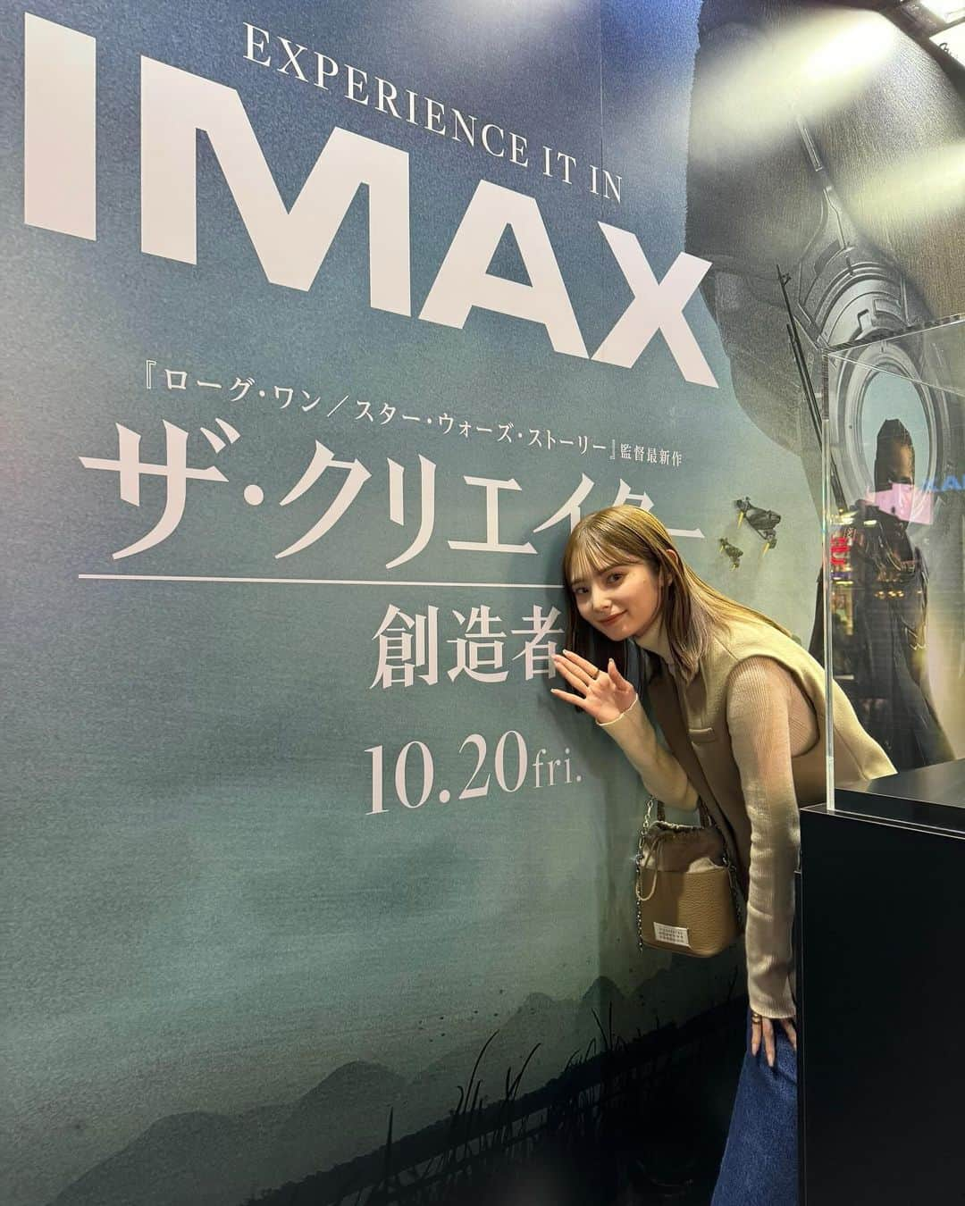 橋下美好のインスタグラム：「🎬  『ザ・クリエイター／創造者』の試写会に行ってきた！  最近SF映画大好きで色んな作品観てて、 TENETの主人公でもあったジョン・デヴィッド・ワシントンさんが今作の主人公で激アツでした！  またわたしの大好きなインセプションにも出演されていた渡辺謙さんもギャレス・エドワーズ 監督がどうしてもお願いしたい！とオファーしたみたい。  ギャレス・エドワーズ 監督は、自分の作品に対して俳優の2回目の出演はあまり考えていなかったそうで、渡辺謙さんをレンズ越しに見た時、「なんで僕はバカだったんだ…」と思ったほど、2度目の出演者だった渡辺謙さんが今作もハマり役だったみたい！  AIと人間が共存できる未来はあるのか。 兵器と呼ばれたAIの少女〈アルフィー〉がキーとなる。  愛がたっぷり感じられる作品でした！  みんなはSF映画好き？ 『ザ・クリエイター/創造者』はぜひおすすめしたい。  10月20日全国劇場にて公開だよ！  良かったらみんな観に行ってみてね！🎬 わたしはとっても大好きな作品でした。  #PR #ザクリエイター創造者」