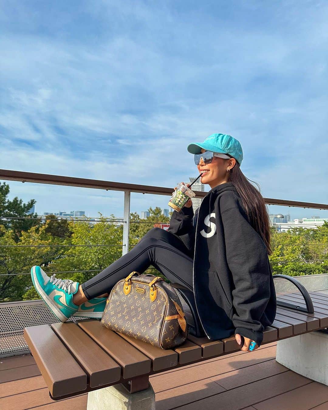 SÜMIREのインスタグラム：「. day off 🩵 . #ootd#supreme#airjordan#jordan#dayoff#aloyoga#chromehearts」