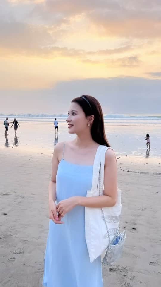 郡司恭子のインスタグラム：「* 夏の思い出☀️  黄色とオレンジとブルグレーの空☁️ とっても綺麗だった✨  空を見ながら キュッと砂を踏みしめて歩くのが 最高に心地よかったです☺️  #夏の思い出 #✈️ #旅行 #旅行コーデ #旅行記  #travel #travelling  #ootd #ootdfashion  #日本テレビ #日本テレビアナウンサー #アナウンサー #郡司恭子」