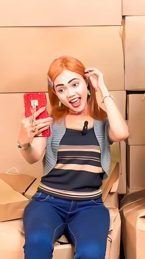 Rina Noseのインスタグラム：「Jadi sebenernya Nur ini lagi jualan nggak sih? 🤣  Apapun jualannya, pokoknya kirim-kirimnya harus pake GrabExpress biar bisa dapet cashback sampe 1 juta rupiah 📦  Kalo gitu, kan bisa langsung diputer buat modal jualan lagi! Hayuk atuh, keuntungannya kalo gabung Klub Juragan GrabExpress kan emang bisa buat naon wae! 😉」