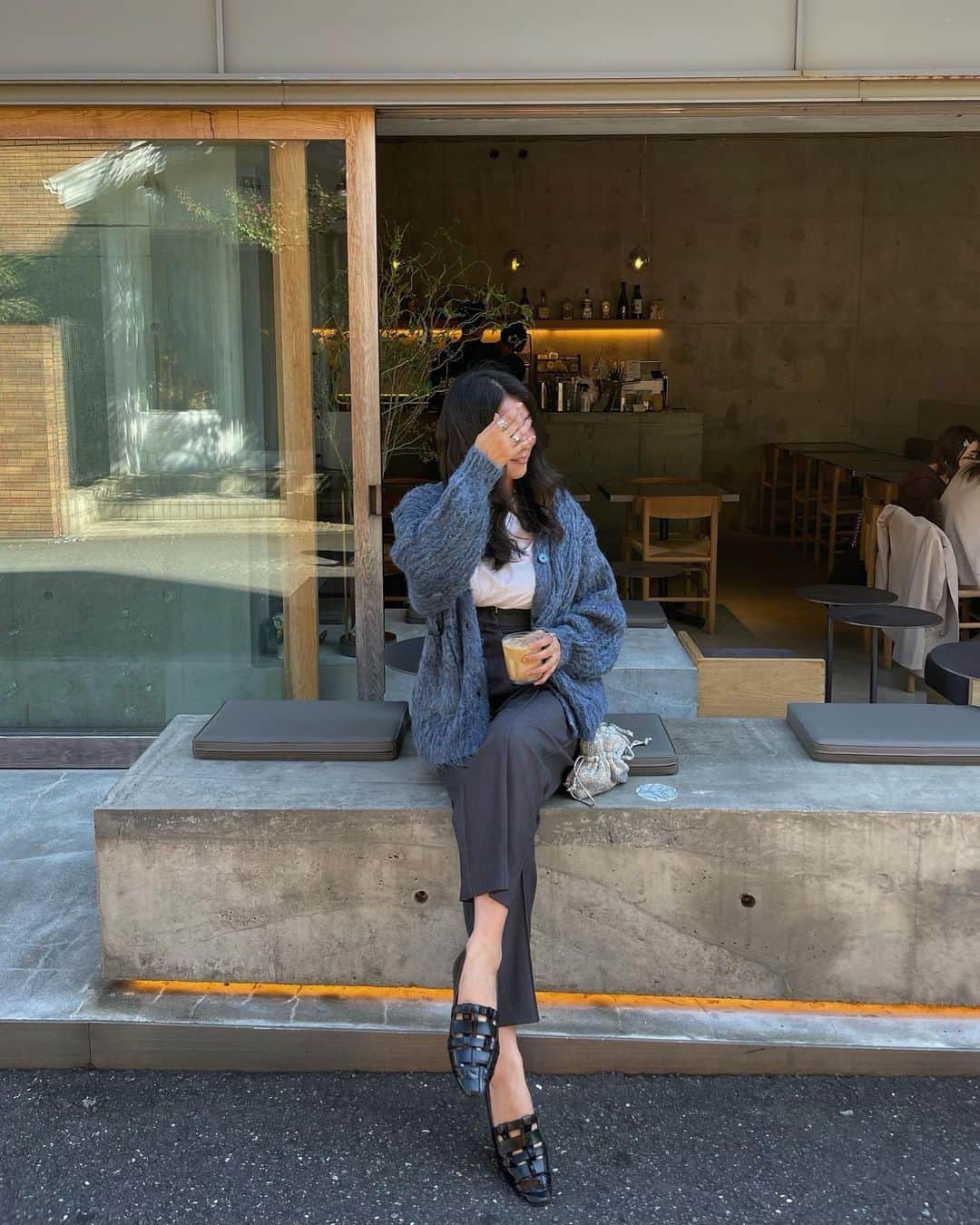 yoka1124のインスタグラム：「☆ 𝕠𝕦𝕥𝕗𝕚𝕥 ☆  . テラスが気持ちいい季節 ブタクサの花粉症ですが🤧  @wego_zozo のブラッシュアップカーディガン この絶妙な青がお気に入り💙  明日は楽しみな予定があるので 早く寝ないと♡  . .  #pr#wego#大人カジュアル#大人wego #高身長女子#高身長コーデ#40代コーデ #40代ファッション#大人カジュアル#30代ファッション #30代コーデ#骨スト#骨格ストレート#シンプルコーデ#キレイめコーデ #akte#アクテ」