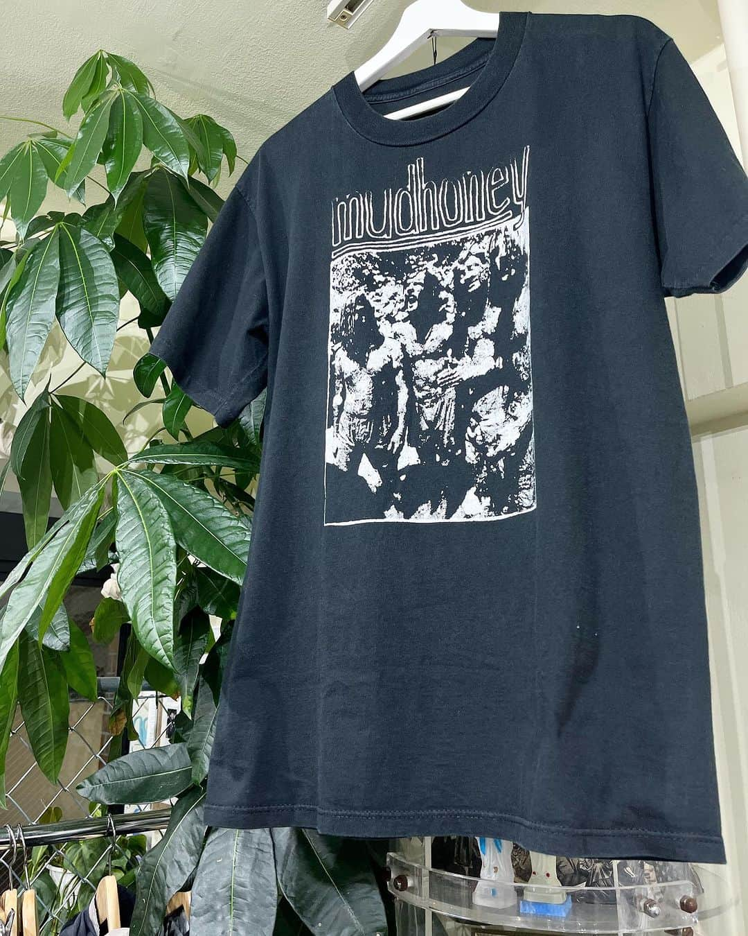 ジャムルさんのインスタグラム写真 - (ジャムルInstagram)「1980's～ MUDHONEY ¥40000+tax(44000)  90年代グランジ/オルタナ シーンを語る上では外せないマッドハニー。 バンド名の由来はセックス&バイオレンスの鬼才、ラス・メイヤーの映画から。 ニルヴァーナのカート・コバーンもお気に入りのバンドの1つです。  こちらは89年にSUB POPからリリースされた7インチ「You Got IT（Keep It Outta My Face）/ Burn It Clean」のジャケットに使用されたフォト・グラフィックの別テイクがプリントされた希少なTシャツになります。  WEB SHOPに入荷しております。 是非ご覧ください。 jammru.com #jammru#jammru_tee#mudhoney #grunge#グランジ#オルタナ#grungestyle  #お問い合わせはお電話で承ります  #大阪古着屋#心斎橋古着屋#usedmix #vintagetshirt #vintagetee #vintagebandtee #osaka  #fashion  #streetstyle  #streetfashion  #vtg  #vintage  #used  #usedclothing  #古着 #古着屋 #ファッション #70s #80s #90s」10月19日 18時22分 - jammru