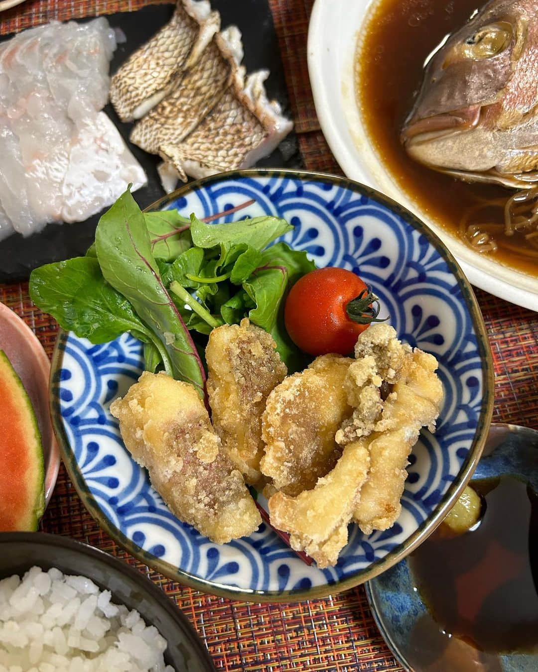 阪本智子さんのインスタグラム写真 - (阪本智子Instagram)「🍳♡  釣った真鯛でおうちご飯！  魚料理のお刺身と唐揚げはいつも ほとんどあおはに食べられる😂笑  魚好きになってくれたのは嬉しいよ😂♥️  #魚料理 #釣り魚 #釣り魚料理 #阪本智子」10月19日 18時23分 - tomoko_sakamoto423