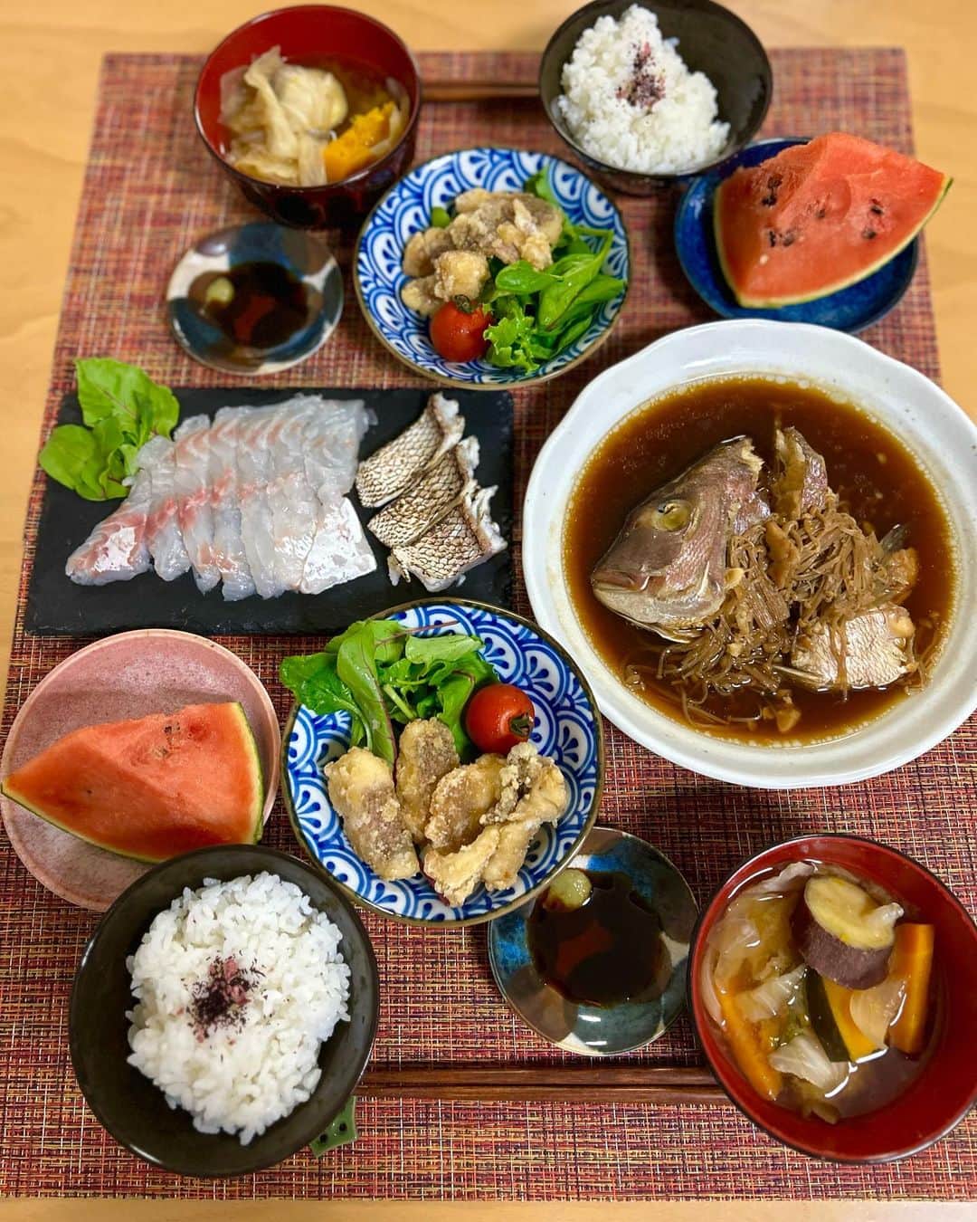 阪本智子のインスタグラム：「🍳♡  釣った真鯛でおうちご飯！  魚料理のお刺身と唐揚げはいつも ほとんどあおはに食べられる😂笑  魚好きになってくれたのは嬉しいよ😂♥️  #魚料理 #釣り魚 #釣り魚料理 #阪本智子」