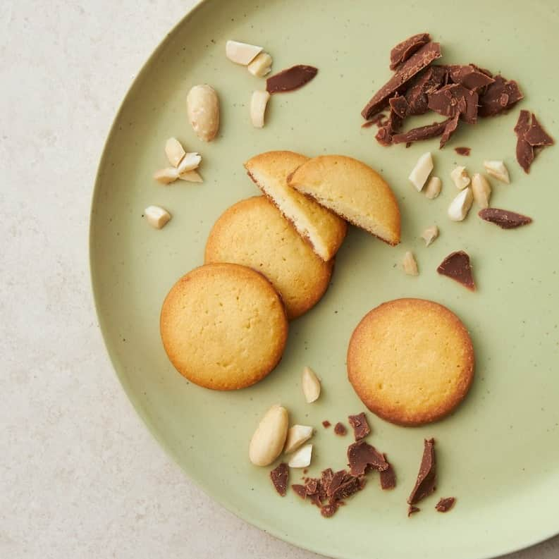 ヨックモックさんのインスタグラム写真 - (ヨックモックInstagram)「ほろほろ食感のまんまるクッキー🍪 「プラン リュンヌ」で気持ちほぐれる🌕  アーモンドをふんだんに使ったサブレ生地を丸いかたちに焼き上げ、ミルクチョコレートを底面にまとわせたクッキー「プラン リュンヌ」✨  ほろっと優しく崩れるような食感のサブレと、なめらかなミルクチョコレートのハーモニーをお楽しみいただけます。  ***　  「プラン リュンヌ」 16枚入り 1,512円(税込)  ***  𓂃𓂃𓂃𓂃𓂃𓂃𓂃𓂃𓂃𓂃𓂃𓂃𓂃𓂃𓂃𓂃𓂃𓂃𓂃𓂃  お写真に #ヨックモックのある暮らし のハッシュタグをつけて投稿すると、アカウントでご紹介させていただくこともございます📷💙 𓂃𓂃𓂃𓂃𓂃𓂃𓂃𓂃𓂃𓂃𓂃𓂃𓂃𓂃𓂃𓂃𓂃𓂃𓂃𓂃  #ヨックモック #yokumoku #シガール #cigare #sweets #クッキー #クッキー缶 #贈り物　#ラングドシャー #百貨店スイーツ　#クッキー詰め合わせ　#プランリュンヌ　#チョコレートクッキー #百貨店　#ご褒美　#ご褒美ギフト #手土産 #ギフト #gift #おやつ #おやつ時間」10月19日 18時24分 - yokumoku_jp