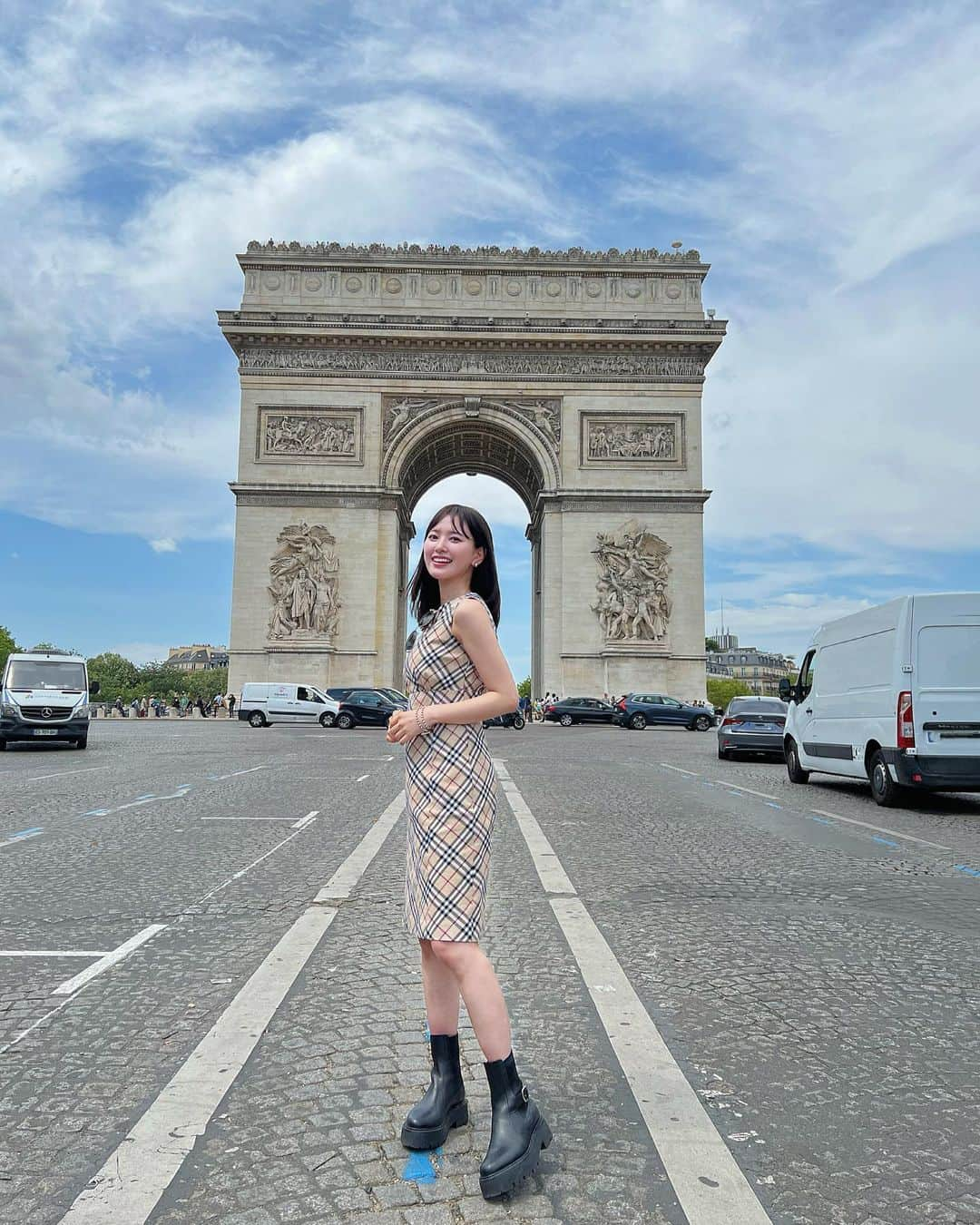 兒玉遥さんのインスタグラム写真 - (兒玉遥Instagram)「🇫🇷🗼.   dress @burberry  boots @celine」10月19日 18時25分 - haruka_kodama919