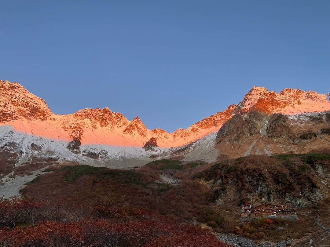 熊澤枝里子さんのインスタグラム写真 - (熊澤枝里子Instagram)「・ 初体験の本格登山🏔 山小屋に1泊して往復14時間山歩き。 上高地・涸沢に行ってきました🛖 晴れっぱなしの最高のお天気と、素敵な仲間に恵まれ、素晴らしい経験となりました😆✨ モルゲンロートも見れた！  行く前も山歩き序盤も、緊張しすぎてやかましい私でしたが、山のプロの友人の優しいリードのおかげで、終始楽しい山行でした❤️ 本当に感謝🙏✨  刻々と違う表情を見せる美しい大自然。 都会に帰ってきた今、たった昨日のことなのに非日常な景色が夢のよう😮 あぁ本当にいい経験だったなぁ、達成感🥹💖  #涸沢カール #上高地 #長野県 #登山」10月19日 18時25分 - kumazawa_eriko