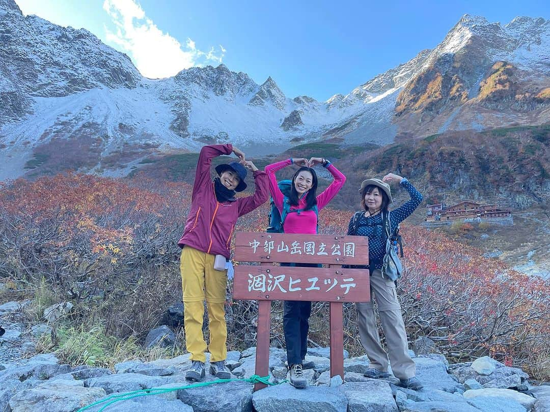 熊澤枝里子さんのインスタグラム写真 - (熊澤枝里子Instagram)「・ 初体験の本格登山🏔 山小屋に1泊して往復14時間山歩き。 上高地・涸沢に行ってきました🛖 晴れっぱなしの最高のお天気と、素敵な仲間に恵まれ、素晴らしい経験となりました😆✨ モルゲンロートも見れた！  行く前も山歩き序盤も、緊張しすぎてやかましい私でしたが、山のプロの友人の優しいリードのおかげで、終始楽しい山行でした❤️ 本当に感謝🙏✨  刻々と違う表情を見せる美しい大自然。 都会に帰ってきた今、たった昨日のことなのに非日常な景色が夢のよう😮 あぁ本当にいい経験だったなぁ、達成感🥹💖  #涸沢カール #上高地 #長野県 #登山」10月19日 18時25分 - kumazawa_eriko