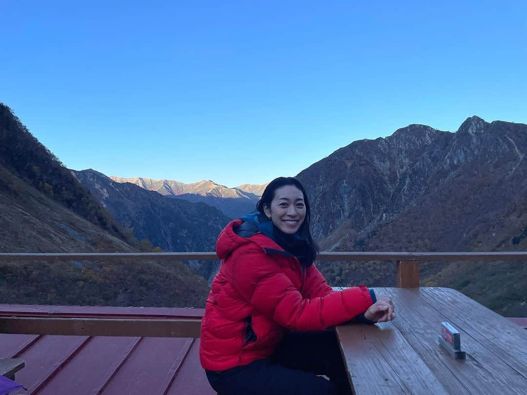 熊澤枝里子さんのインスタグラム写真 - (熊澤枝里子Instagram)「・ 初体験の本格登山🏔 山小屋に1泊して往復14時間山歩き。 上高地・涸沢に行ってきました🛖 晴れっぱなしの最高のお天気と、素敵な仲間に恵まれ、素晴らしい経験となりました😆✨ モルゲンロートも見れた！  行く前も山歩き序盤も、緊張しすぎてやかましい私でしたが、山のプロの友人の優しいリードのおかげで、終始楽しい山行でした❤️ 本当に感謝🙏✨  刻々と違う表情を見せる美しい大自然。 都会に帰ってきた今、たった昨日のことなのに非日常な景色が夢のよう😮 あぁ本当にいい経験だったなぁ、達成感🥹💖  #涸沢カール #上高地 #長野県 #登山」10月19日 18時25分 - kumazawa_eriko