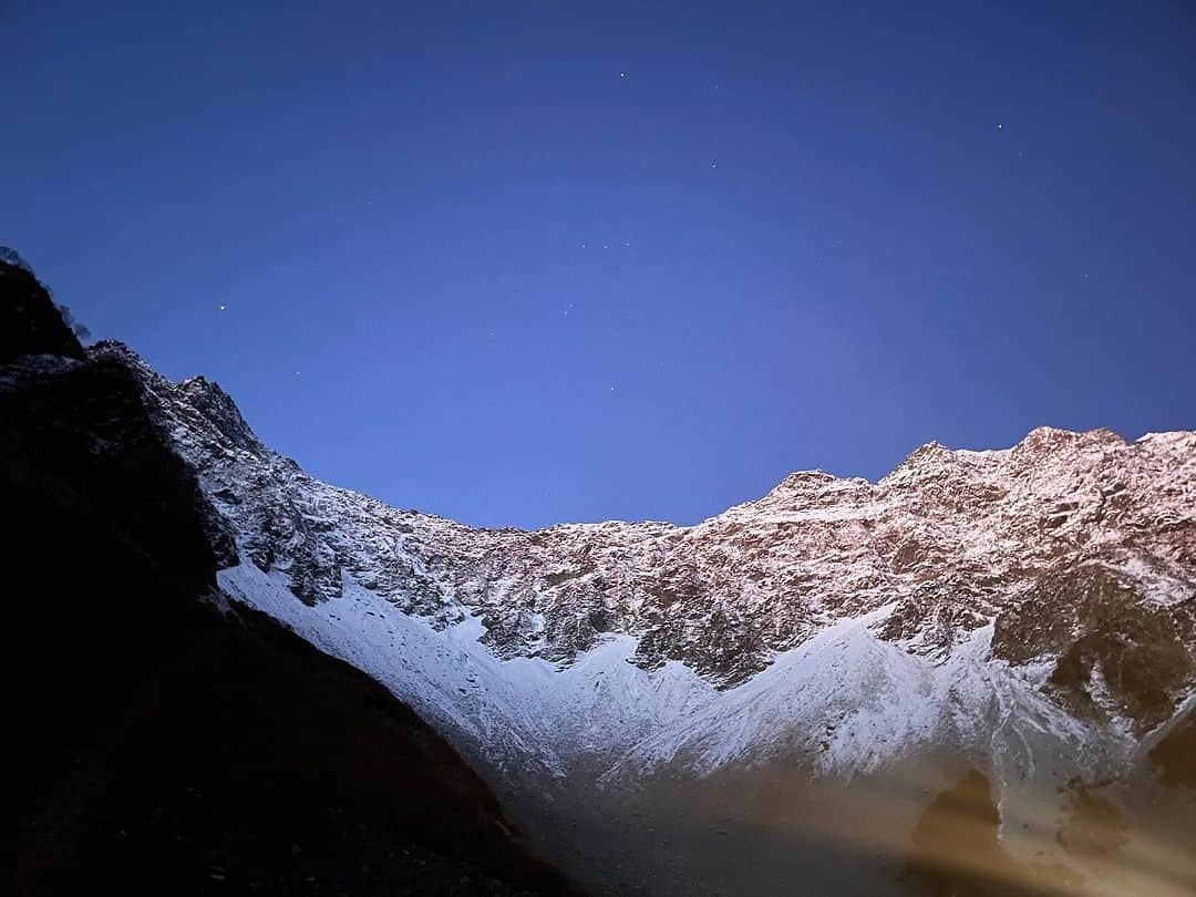 熊澤枝里子さんのインスタグラム写真 - (熊澤枝里子Instagram)「・ 初体験の本格登山🏔 山小屋に1泊して往復14時間山歩き。 上高地・涸沢に行ってきました🛖 晴れっぱなしの最高のお天気と、素敵な仲間に恵まれ、素晴らしい経験となりました😆✨ モルゲンロートも見れた！  行く前も山歩き序盤も、緊張しすぎてやかましい私でしたが、山のプロの友人の優しいリードのおかげで、終始楽しい山行でした❤️ 本当に感謝🙏✨  刻々と違う表情を見せる美しい大自然。 都会に帰ってきた今、たった昨日のことなのに非日常な景色が夢のよう😮 あぁ本当にいい経験だったなぁ、達成感🥹💖  #涸沢カール #上高地 #長野県 #登山」10月19日 18時25分 - kumazawa_eriko