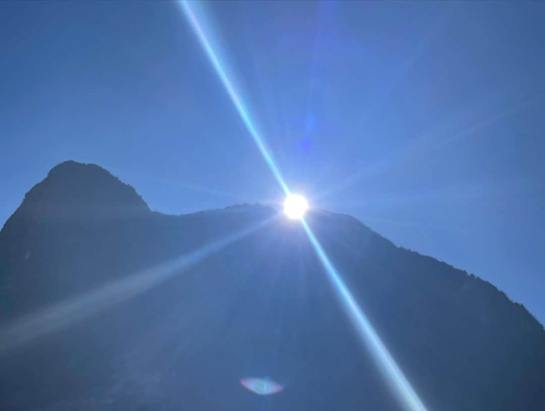 熊澤枝里子さんのインスタグラム写真 - (熊澤枝里子Instagram)「・ 初体験の本格登山🏔 山小屋に1泊して往復14時間山歩き。 上高地・涸沢に行ってきました🛖 晴れっぱなしの最高のお天気と、素敵な仲間に恵まれ、素晴らしい経験となりました😆✨ モルゲンロートも見れた！  行く前も山歩き序盤も、緊張しすぎてやかましい私でしたが、山のプロの友人の優しいリードのおかげで、終始楽しい山行でした❤️ 本当に感謝🙏✨  刻々と違う表情を見せる美しい大自然。 都会に帰ってきた今、たった昨日のことなのに非日常な景色が夢のよう😮 あぁ本当にいい経験だったなぁ、達成感🥹💖  #涸沢カール #上高地 #長野県 #登山」10月19日 18時25分 - kumazawa_eriko