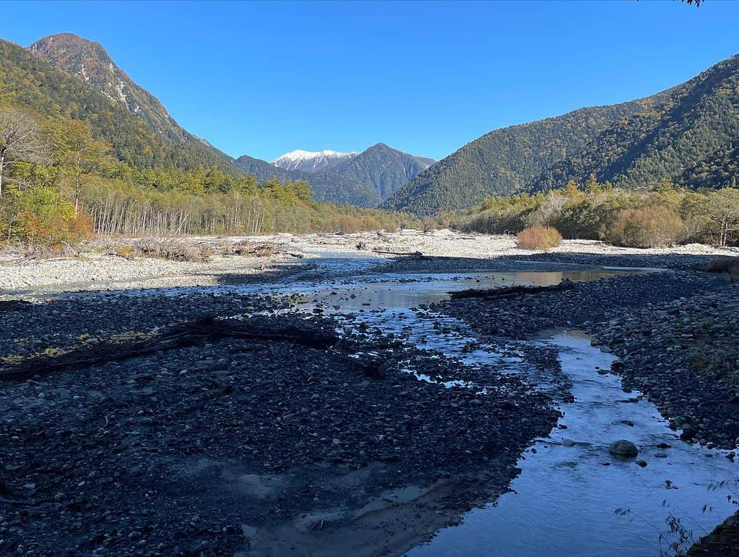 熊澤枝里子さんのインスタグラム写真 - (熊澤枝里子Instagram)「・ 初体験の本格登山🏔 山小屋に1泊して往復14時間山歩き。 上高地・涸沢に行ってきました🛖 晴れっぱなしの最高のお天気と、素敵な仲間に恵まれ、素晴らしい経験となりました😆✨ モルゲンロートも見れた！  行く前も山歩き序盤も、緊張しすぎてやかましい私でしたが、山のプロの友人の優しいリードのおかげで、終始楽しい山行でした❤️ 本当に感謝🙏✨  刻々と違う表情を見せる美しい大自然。 都会に帰ってきた今、たった昨日のことなのに非日常な景色が夢のよう😮 あぁ本当にいい経験だったなぁ、達成感🥹💖  #涸沢カール #上高地 #長野県 #登山」10月19日 18時25分 - kumazawa_eriko