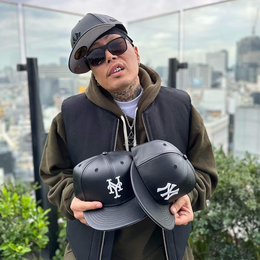 GROW AROUNDさんのインスタグラム写真 - (GROW AROUNDInstagram)「#growaroundnewarrivals   NEW ERA 59FITTED CAP 今週も別注シリーズ発売です！  今回はD.Oさんにモデルをしていただきました🔥  明日は3型の発売です！今回はいままであまりなかった全てPUレザーになっております🙌🏽  みなさまお見逃しなく💁‼️  明日10/20 (金) 渋谷店・オンライン　12:00〜 横浜ビブレ店・お台場ダイバーシティ店　11:00〜 町田店 10:00〜」10月19日 18時25分 - growaround