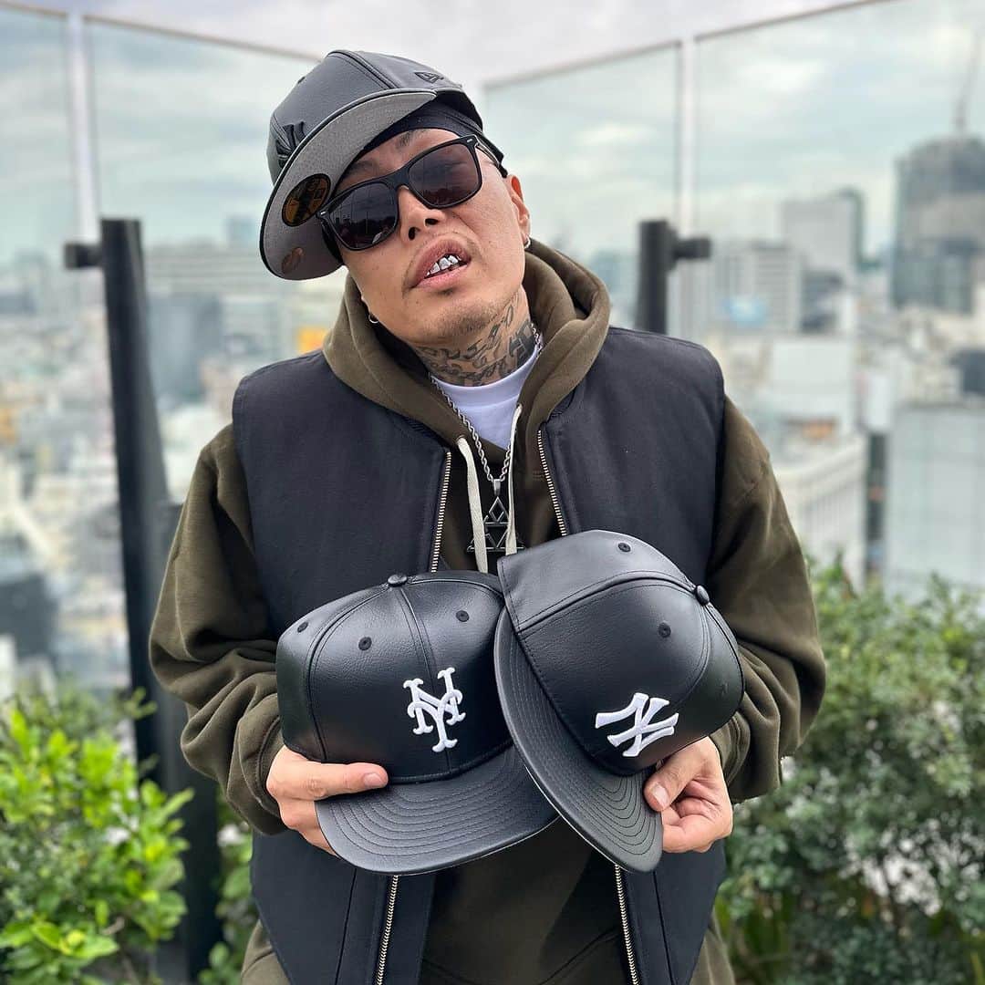 GROW AROUNDのインスタグラム：「#growaroundnewarrivals   NEW ERA 59FITTED CAP 今週も別注シリーズ発売です！  今回はD.Oさんにモデルをしていただきました🔥  明日は3型の発売です！今回はいままであまりなかった全てPUレザーになっております🙌🏽  みなさまお見逃しなく💁‼️  明日10/20 (金) 渋谷店・オンライン　12:00〜 横浜ビブレ店・お台場ダイバーシティ店　11:00〜 町田店 10:00〜」