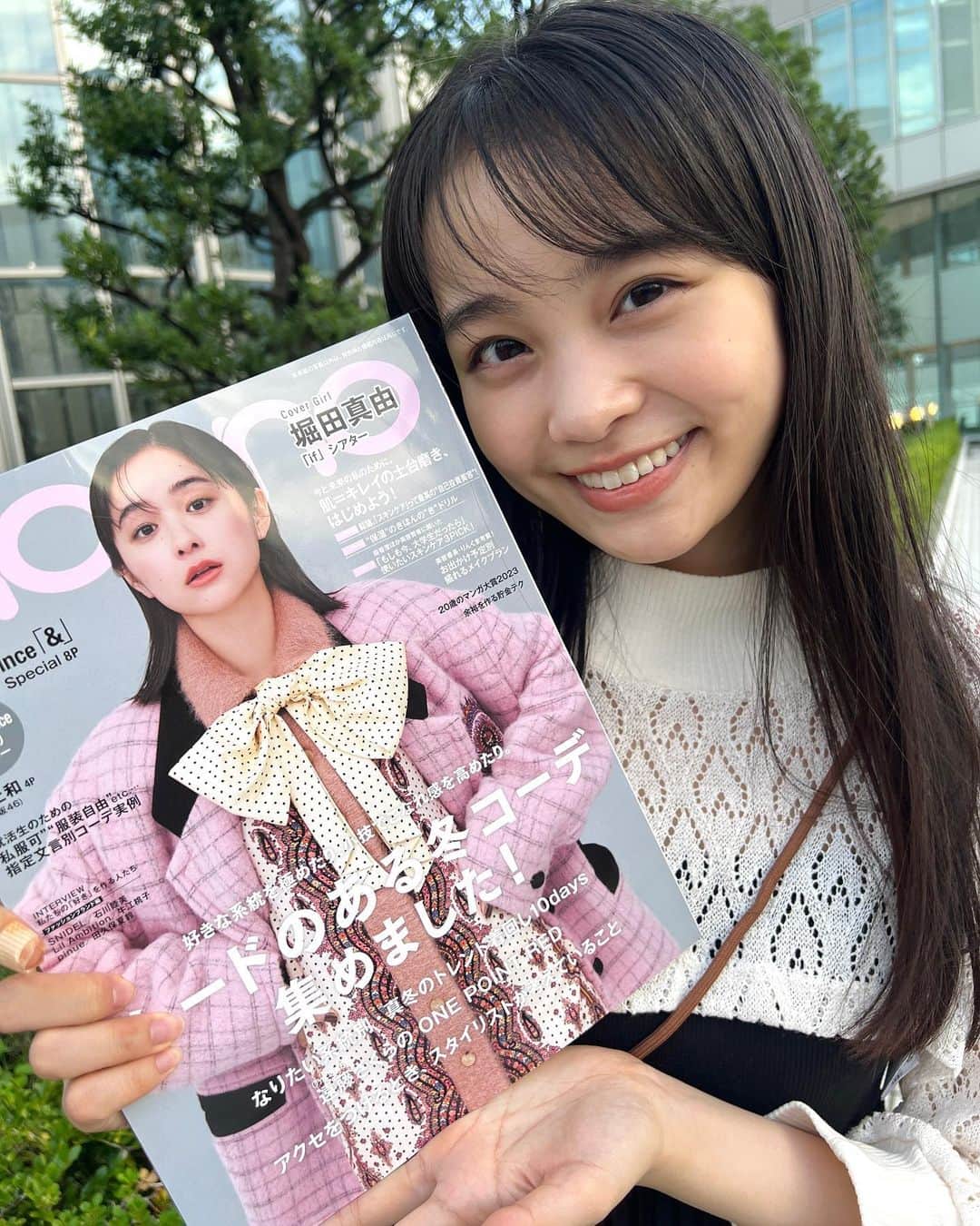 のインスタグラム：「🎀 ⁡ non-no12月号発売です🤍 風に吹かれていますがお気になさらず、、🍃 風強すぎて勝手にページがめくれていきます🫣 ⁡ ⁡ 先輩方との撮影も増えて毎回学びと楽しさを感じながらの撮影です🫶 ⁡ ⁡ ⁡ 今月も盛り沢山なのでぜひチェックしてくださ~い𖠶𖠶ꜝꜝ ⁡ #林芽亜里  #ノンノ #nonno」