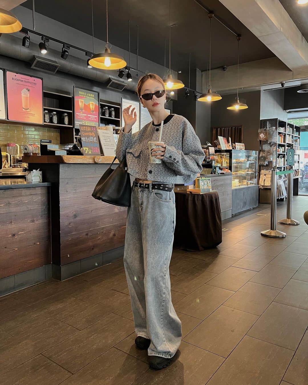 謝琦琦（Kiki）のインスタグラム：「墨鏡+潤唇膏 素顏一樣很有氣勢  當然身邊最好還有一位像助理的朋朋（p.4)」