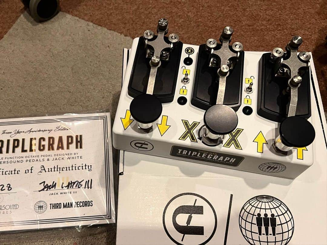 ミヤ のインスタグラム：「New Gear 限定カラーという単語に弱いよね  #mucc #coppersoundpedals  #triplegraph  #jackwhite #thirdmanrecords」