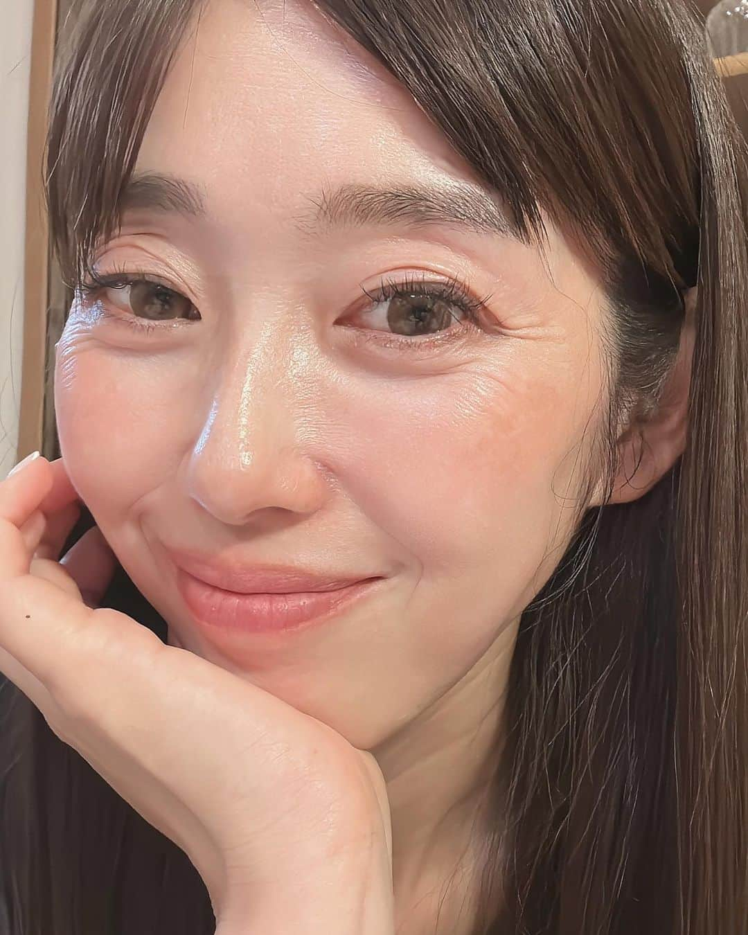 芝本裕子のインスタグラム：「眉が整っていると気持ちいい‼️ それは、3年前ぐらいにようやく気づいたこと😅(遅すぎる) そこから、2回眉アートにチャレンジ。 最初ビビりすぎて、うっすらナチュラルに入れすぎて、2週間経ったら、やったかやってないかわからないほどだった😂2回目も😂 眉の綺麗なお友達に紹介してもらって、去年一度アートしてもらって、自分の理想に近づいた @three_artmake  今回、ほぼ一年ぶりにリタッチ。私の中では最高‼️ そもそも眉はふさふさで、アムラー時代を通った割に、太さも普通にあるのですが、好みは細眉ではなく太眉なので、今回太さを少しプラスしたのと、隙間を埋めてもらいました！太さについては、年齢的に目と眉の間があまり空きすぎていると、間延びしたような印象になるので、そのためもあります。ただ、太眉、しっかりめにすると、結構なインパクトなので、全体的なバランスを見てもらって、あとはスタイリストの方にお任せ。何故なら、自分の好みだけ主張してオーダーしたら、きっとやり過ぎになるから。ここからは、やりすぎは危険⚠️だと思ってるので、クリニック施術同様やりすぎないように、お店の方の意見をしっかり聞くようにしてます。 そんなこんなで、一枚目は、ちょうど1週間後。 それ以外は3日目ぐらいです。  スタイリストもお店も、こういうのは技術はもちろんですが、相性次第というのがかなり大きいと思うのですが、ここはオススメなので、もし探してらっしゃったら是非💜  #眉アート #アートメイク #beauty #shiba_u」