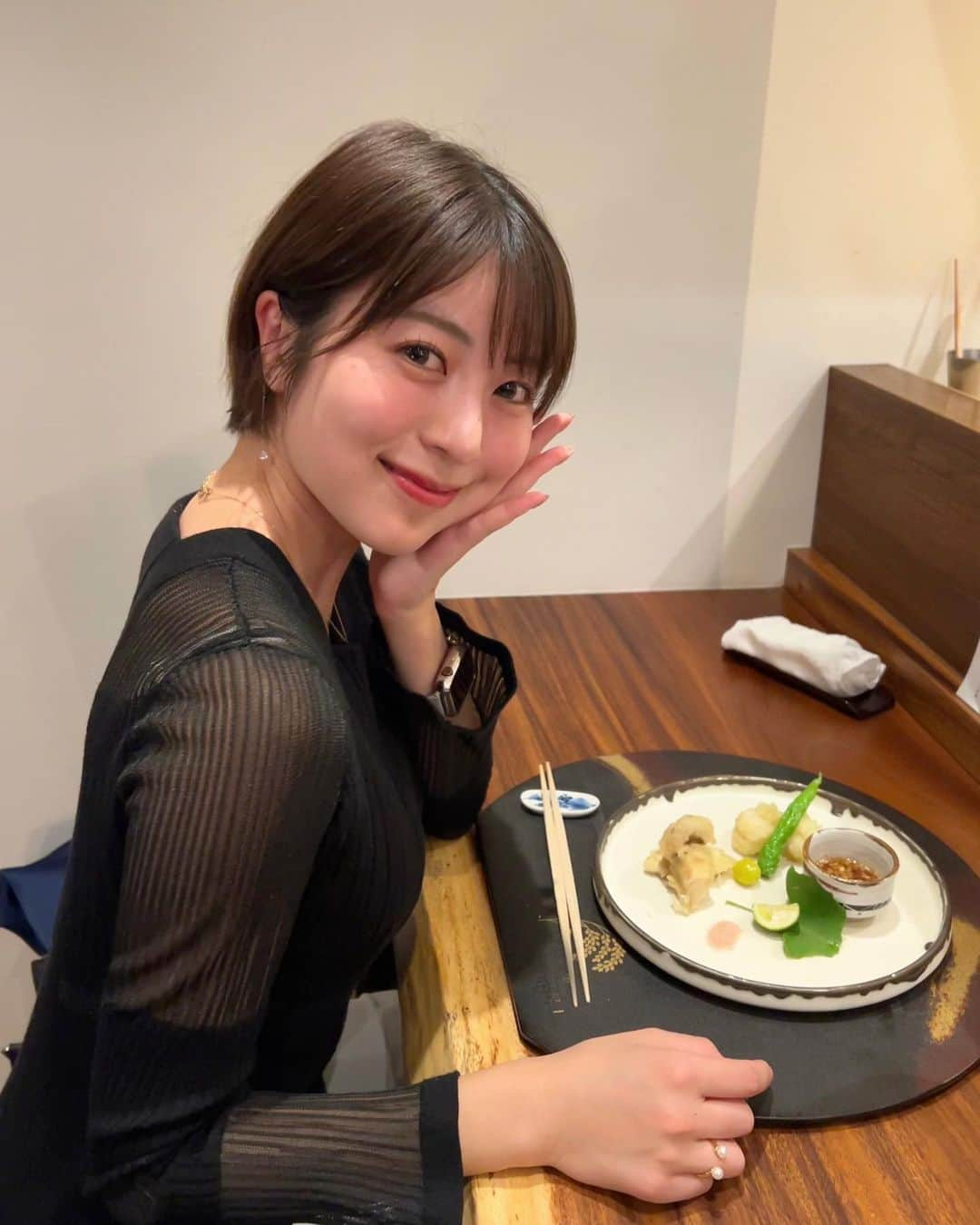 小林由依さんのインスタグラム写真 - (小林由依Instagram)「* 和食を食べに行った日の📸🍚🐟🥢 ⁡ お米のおいしさに感動🌾 ⁡ 落ち着いた黒のワンピースを着て行ったよ （実はこれ¥3000くらい👗♡）　 ⁡ ⁡ ⁡ 先日伺った 全力ストレッチ（ @zenryoku.shinjukunishii ）の施術、 とてもスッキリしてよかったので フィードにも残しておくね♪ ⁡ かわいいスタッフさんがたくさんいるので 特にメンズにおすすめ！ もちろん女性もOK🤍 ⁡ 本格的なストレッチだから 疲れが溜まっていたり普段体が硬いなって感じたりしている人にはピッタリだよ！！ ⁡ ⁡ . . . . . ⁡ ⁡ #全力ストレッチ #全力ストレッチ新宿西口店 #新宿 #新宿西口 #赤坂見附 #赤坂 #東京 #akasakamitsuke #akasaka #tokyo #赤坂見附グルメ #赤坂見附ディナー #赤坂グルメ #赤坂ディナー #こばゆいグルメ #shari #shari赤坂 #シャリ赤坂 #秋 #秋グルメ #和食 #白米 #日本酒女子 #休日 #休日コーデ #くびれ #ショートヘア #ワンピースコーデ #pr」10月19日 18時28分 - yui.minny.now