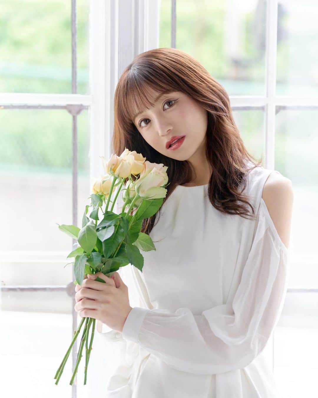 のインスタグラム：「Coming soon...  美しいAラインシルエットにこだわった高級感溢れるワンピース。 透け感を残した袖は肩を空けたデザインで抜けを作ることで重たくなりすぎずお召しいただけ、 見頃の生地は張りと厚みのある生地を使用することで 美シルエットを叶えてくれます。  さらっとデイリー使いしやすくPOPUP STOREでも大変人気だったワンピースの1つです。 ぜひご覧ください。  10/20(Fri)12:00〜 Noir et blanc off shoulder one-piece white / black ¥20,680」