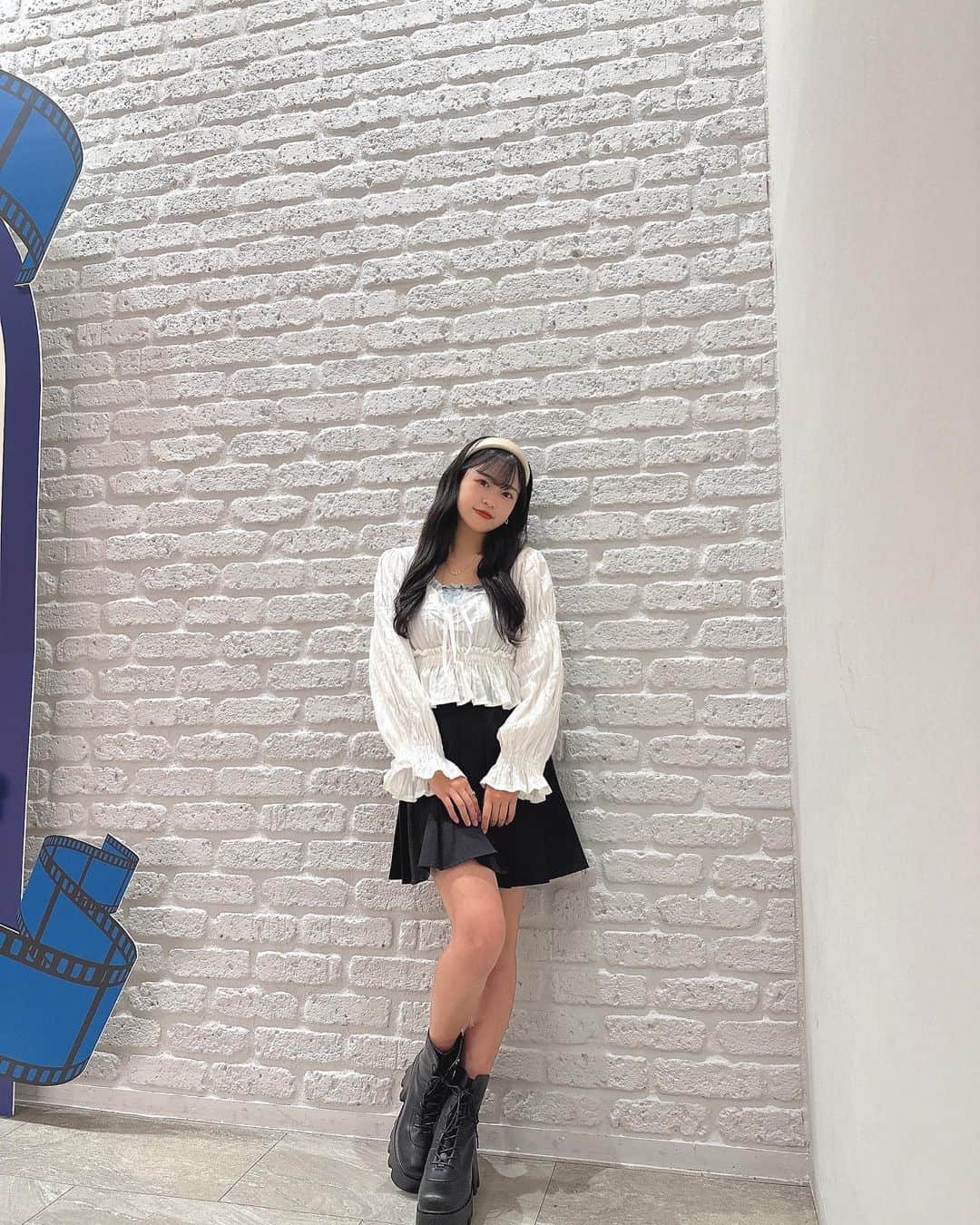 のインスタグラム：「🐻‍❄️🩵 ガーリー女子にたまになりたくなる💭  #ありすたいる  Tops:SHINE(WIGO) bottom:SHEIN  boots:GRL  ❤︎‬┈┈┈‪‪❤︎‬┈┈┈‪‪❤︎‬┈┈┈‪‪❤︎‬┈┈┈‪‪❤︎‬‪‪‬┈┈┈‪‪❤︎‬┈┈┈‪‪❤︎‬  #SHEIN #WIGO #GRL #秋コーデ   💎PureGi公式アカウント💎 @puregi_official #PureGi #ぷれっぢ #アイドル #ALICE #紫担当  . #ありるん #VINEYARD #ヴィンヤード #08 #jc3 #中学生 #女子中学生 #雰囲気 #垢抜け #黒髪 #ロング #おすすめ #ありすたぐらむ」