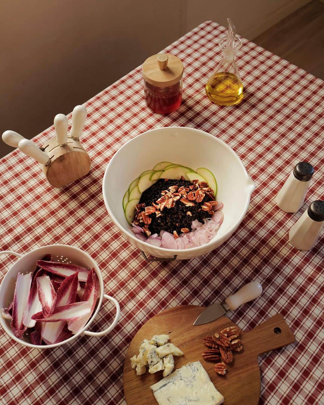 Zara Homeさんのインスタグラム写真 - (Zara HomeInstagram)「#zarahomerecipes ENDIVE SALAD WITH LENTILS, PECANS, GREEN APPLE AND GORGONZOLA CHEESE. Discover this one and many more autumn recipes at zarahome.com」10月19日 19時40分 - zarahome
