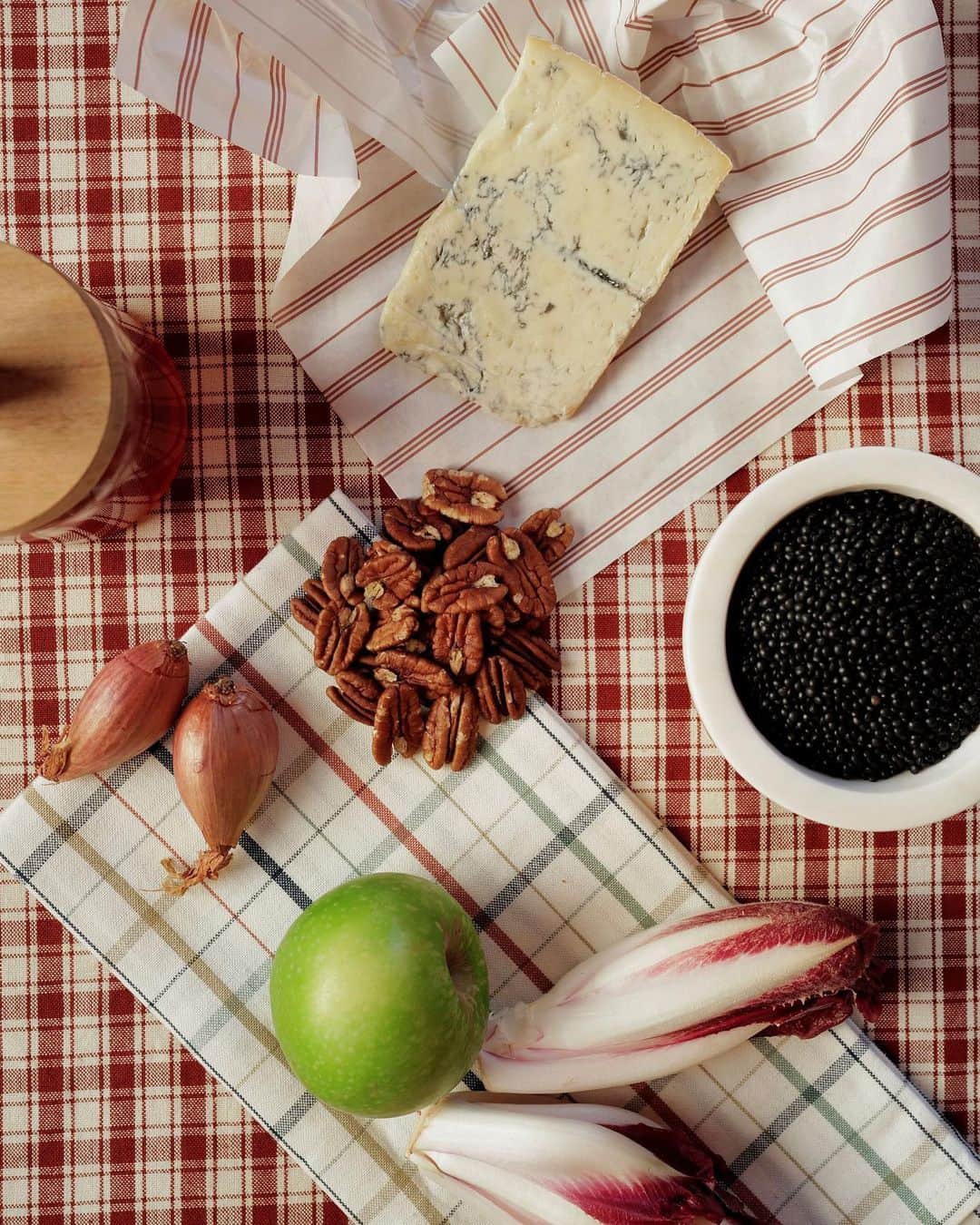 Zara Homeさんのインスタグラム写真 - (Zara HomeInstagram)「#zarahomerecipes ENDIVE SALAD WITH LENTILS, PECANS, GREEN APPLE AND GORGONZOLA CHEESE. Discover this one and many more autumn recipes at zarahome.com」10月19日 19時40分 - zarahome