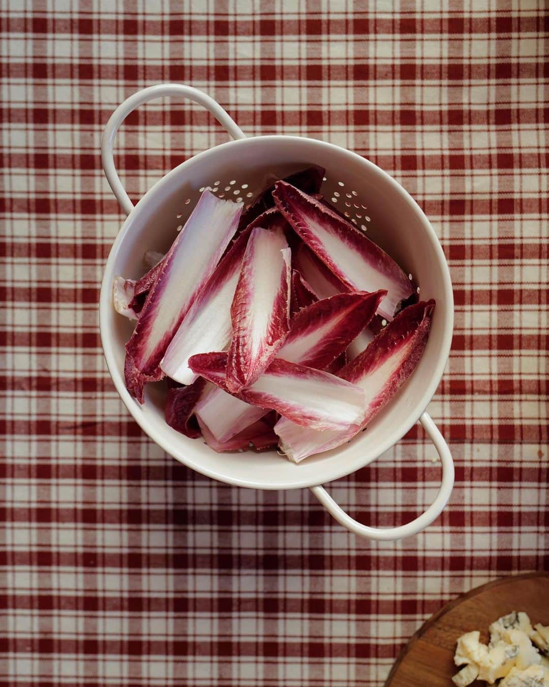 Zara Homeさんのインスタグラム写真 - (Zara HomeInstagram)「#zarahomerecipes ENDIVE SALAD WITH LENTILS, PECANS, GREEN APPLE AND GORGONZOLA CHEESE. Discover this one and many more autumn recipes at zarahome.com」10月19日 19時40分 - zarahome