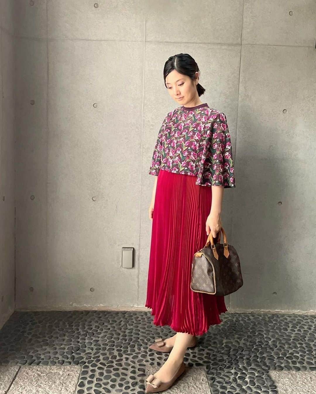 逢月あかりさんのインスタグラム写真 - (逢月あかりInstagram)「🌹  先日の観劇コーデ お腹にゆとりがあるのでまだ着られました✨  娘も『おはなだねー♪』 と褒めてくれます👧🏻  刺繍が華やか💐  2人目だからか？お腹の大きくなるペースが早い😅  👗　@adelly.tokyo   #観劇コーデ#アデリー#adelly #刺繍ドレス#刺繍ワンピース #お出かけコーデ #マタニティコーデ #マタニティワンピース」10月19日 18時39分 - akari.ouzuki