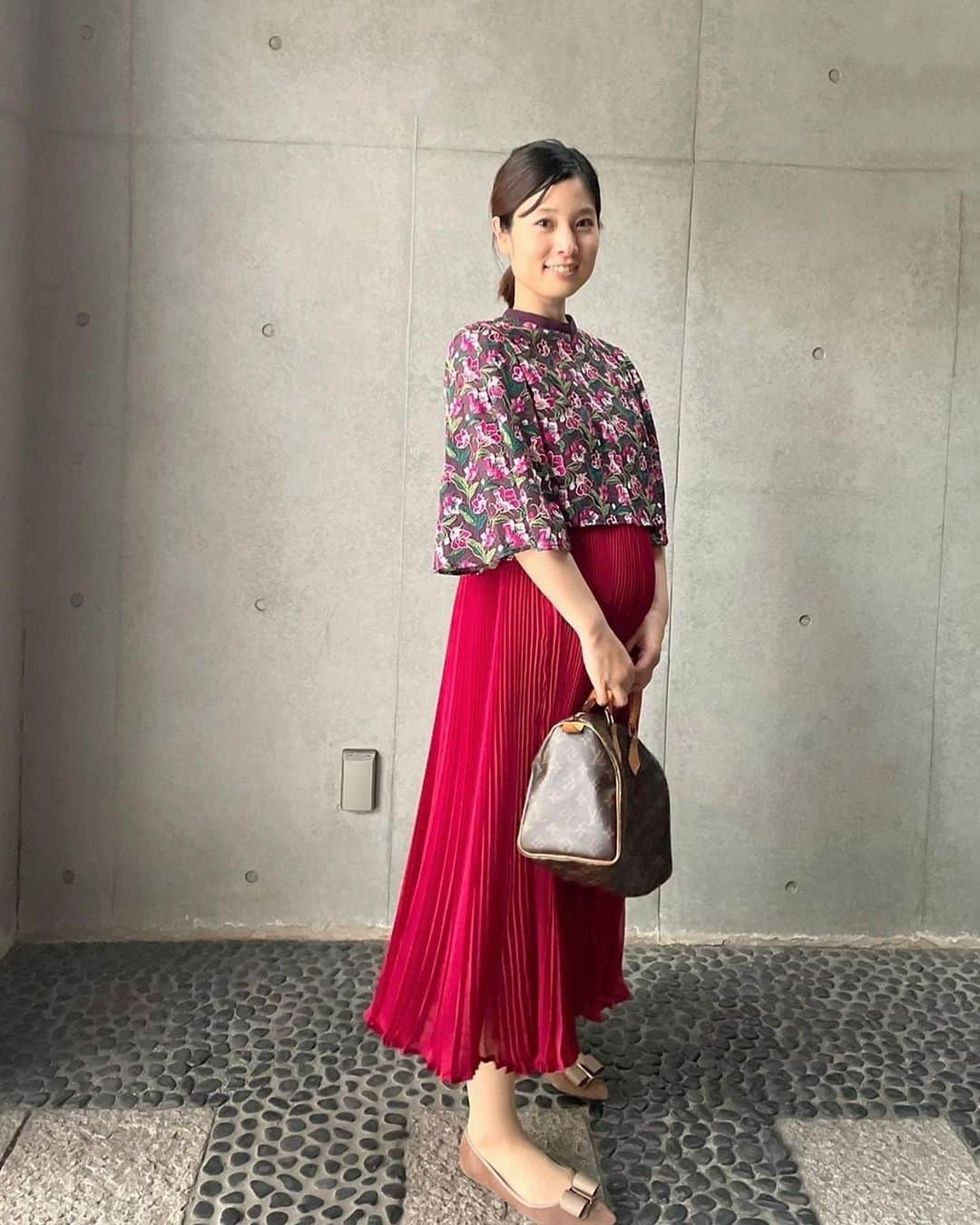 逢月あかりさんのインスタグラム写真 - (逢月あかりInstagram)「🌹  先日の観劇コーデ お腹にゆとりがあるのでまだ着られました✨  娘も『おはなだねー♪』 と褒めてくれます👧🏻  刺繍が華やか💐  2人目だからか？お腹の大きくなるペースが早い😅  👗　@adelly.tokyo   #観劇コーデ#アデリー#adelly #刺繍ドレス#刺繍ワンピース #お出かけコーデ #マタニティコーデ #マタニティワンピース」10月19日 18時39分 - akari.ouzuki