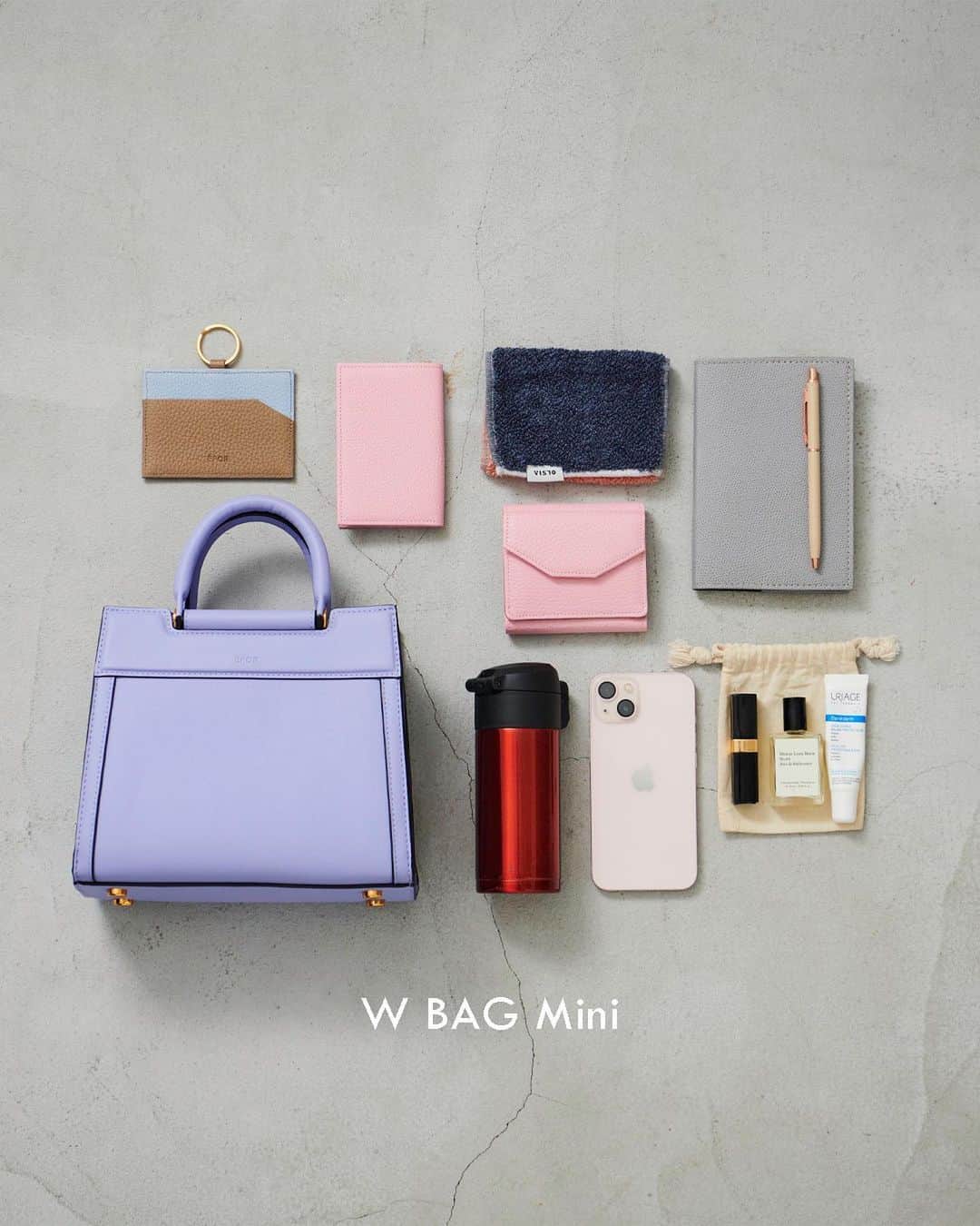 のインスタグラム：「ÉPOR新作 | W BAG Mini 登場！ デザインと機能で働く女性をエレガントに ⁡ 働く女性の隣に、通勤やお出かけや様々なシーンの味方になるツールとして、デザイン性と機能性にこだわった「W BAG」。 ご好評いただく中で、もうひとまわり小さいサイズのお声もいただき、今回、Mediumサイズを少しコンパクトにした「W BAG Mini」が初登場します。 2サイズの特徴とともに、「W BAG」をご紹介します。 ⁡ ⁡ ⁡ ▶︎ITEM ⁡ #GGX83410 W BAG Mini ¥20,900 (税込)  #GGX83400 W BAG Medium ¥22,000 (税込) ⁡ J'aDoRe JUN ONLINEでご購入いただけます。 ⁡ ⁡ ⁡ @epor_rope @jadorejunonline #ÉPOR #ロペエポール #美しさととのう #ととのう #通勤バッグ #Wbag #ロペ #ROPÉ #ropejp」