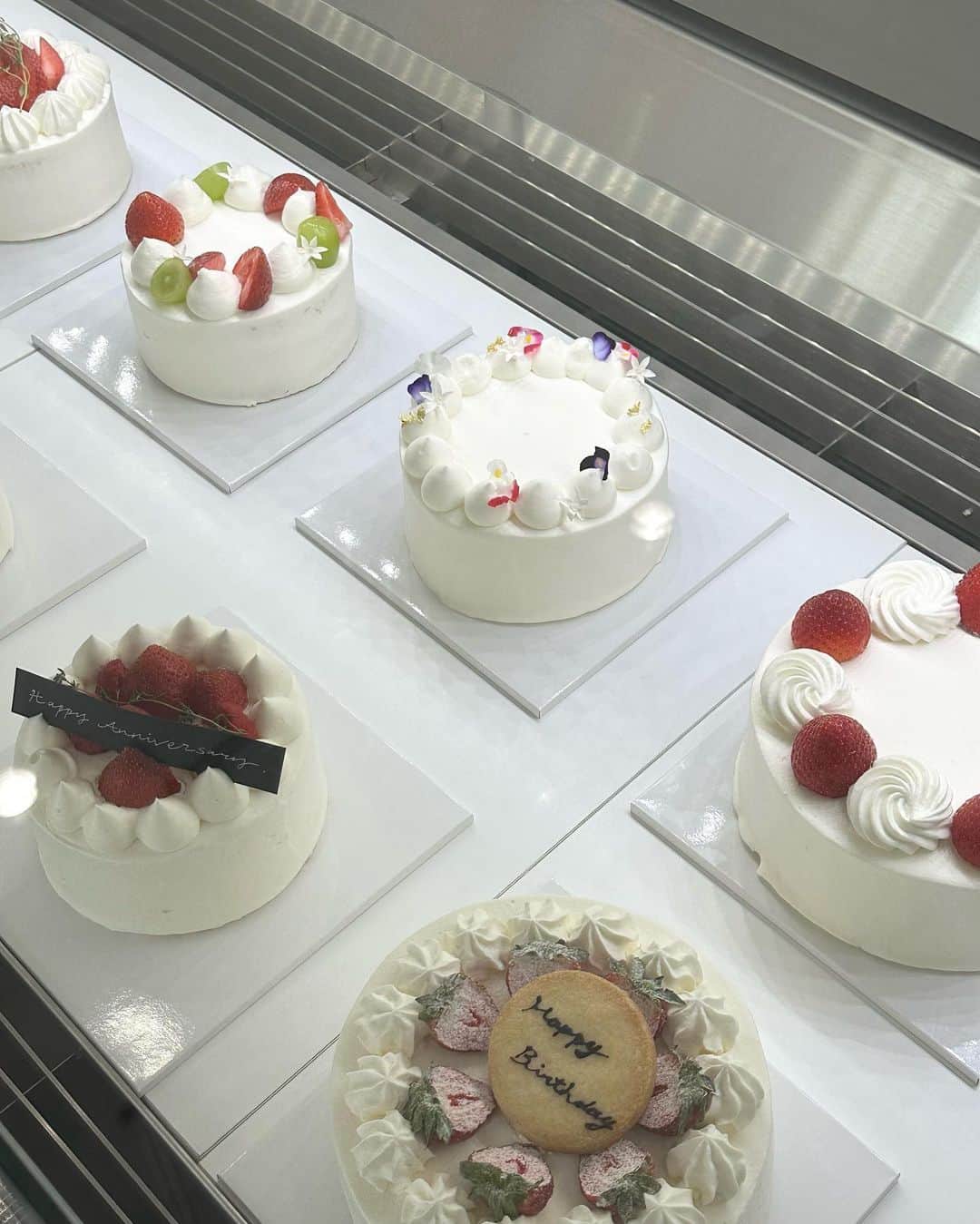 糸原美波さんのインスタグラム写真 - (糸原美波Instagram)「𝐵𝑖𝑟𝑡ℎ𝑑𝑎𝑦 𝑐𝑎𝑘𝑒 🎂✨  今回のケーキは 代々木上原に新しく出来た @cakeshop.yoyogiuehara さんのケーキに ♡  可愛いケーキが自分でカスタムできて 私はお花と金箔で シンプルだけど可愛いケーキに 🪻🥀✨  店内も白を基調としていて 可愛いケーキもたくさんで またクリスマスとか誕生日は ここのケーキを頼みたいな 🕯️♡  あかりんも喜んでくれてよかった 👸🏻💞  #cakeshop #誕生日ケーキ #韓国ケーキ #ケーキ」10月19日 18時32分 - minami_itohara